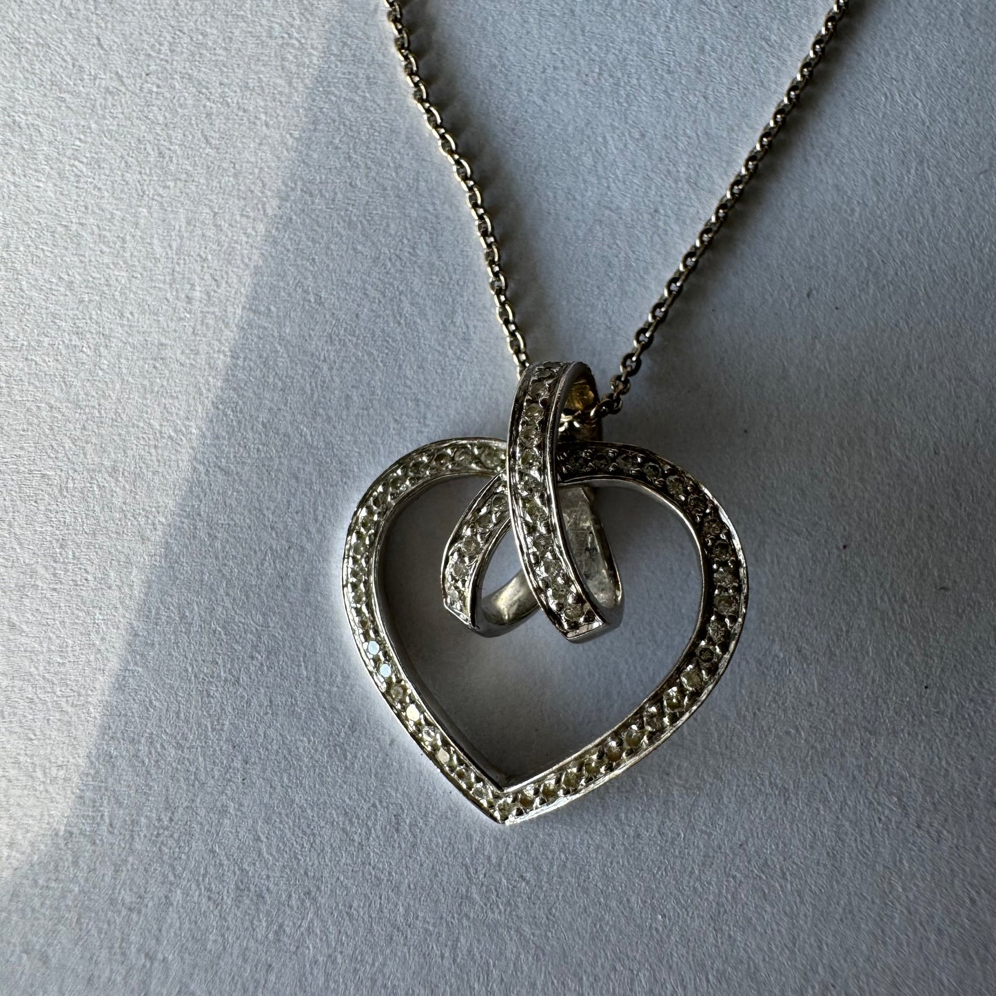 שרשרת ותליון לב זהב לבן 14 קראט משובץ יהלומים נוצצים.