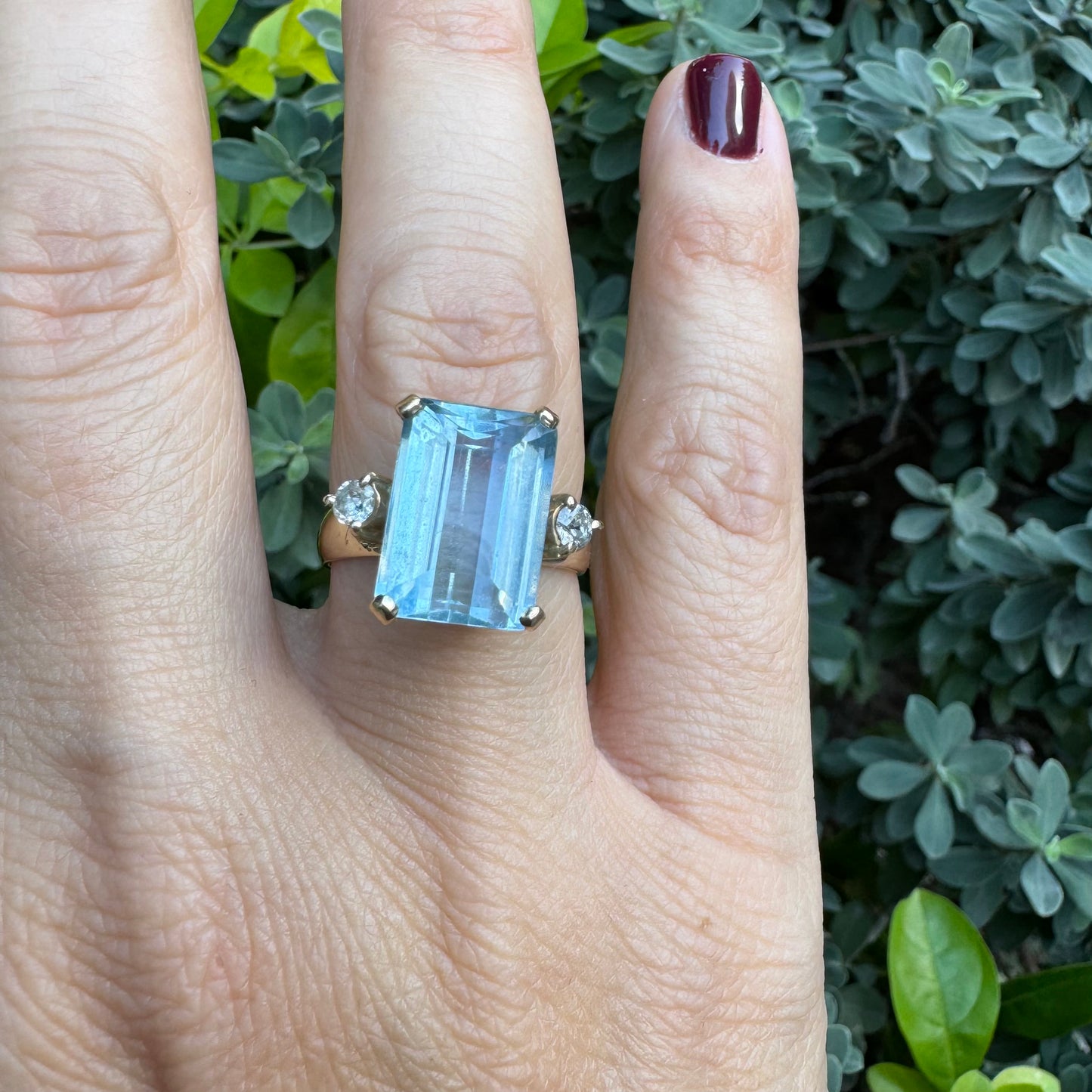 טבעת זהב 18 קראט משובצת אבן אקוומרין בחיתוך מלבני (Emerald Cut), בעלת גוון כחול צלול ומרשים.