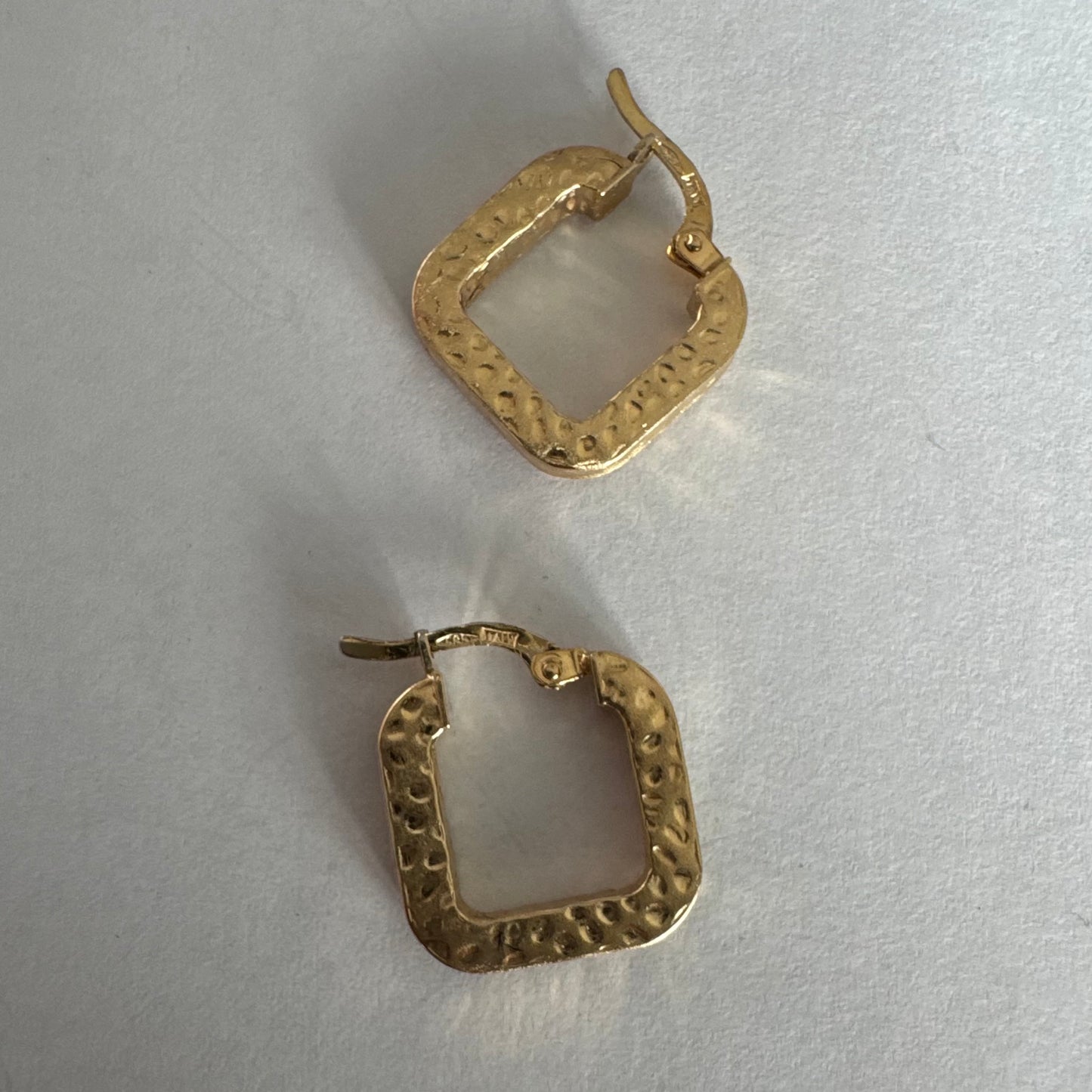 עגילי חישוק מרובעים מזהב 14 קראט בגימור מחוספס ומטאלי. 