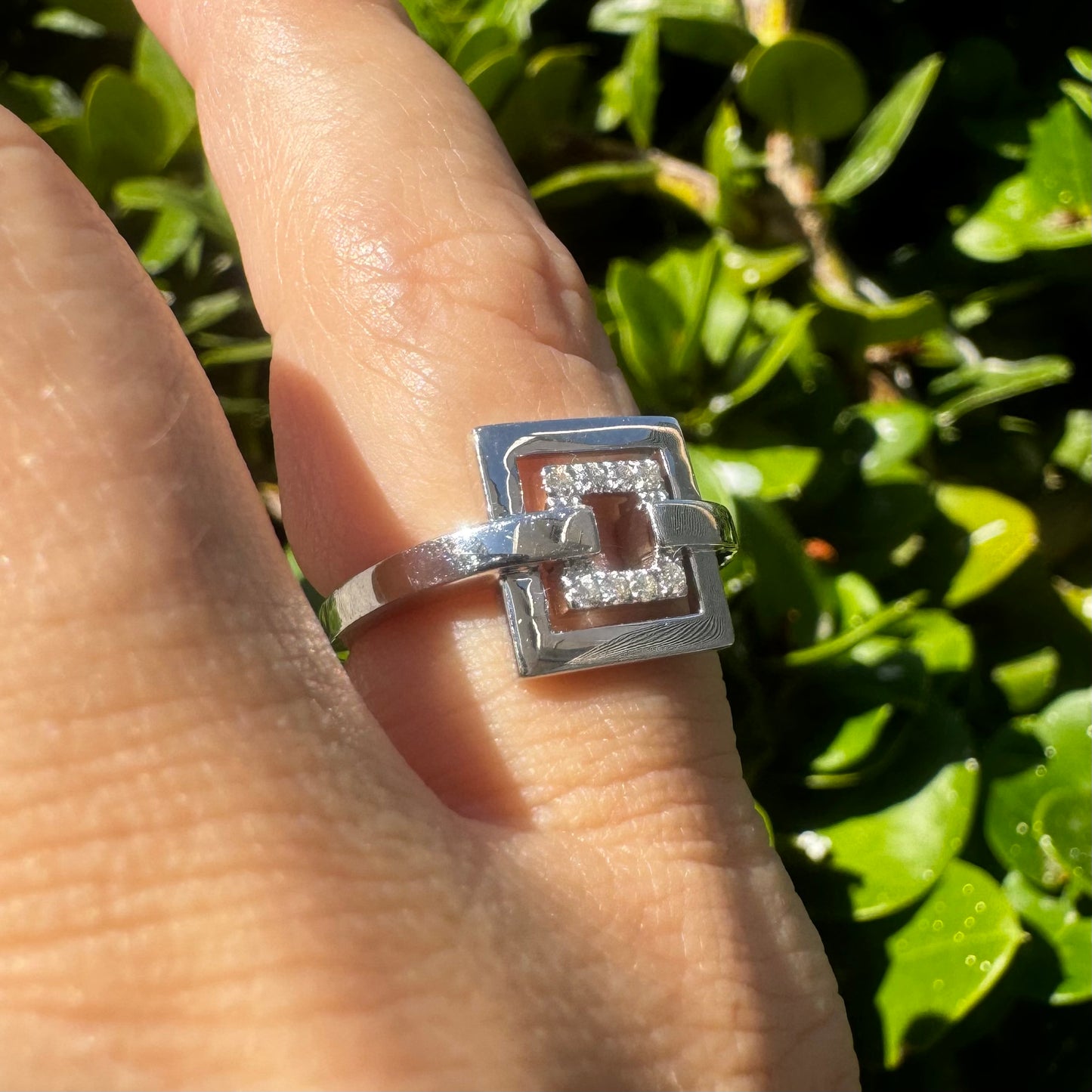 18K gold ring featuring two open square frames, with the inner square set with Diamonds