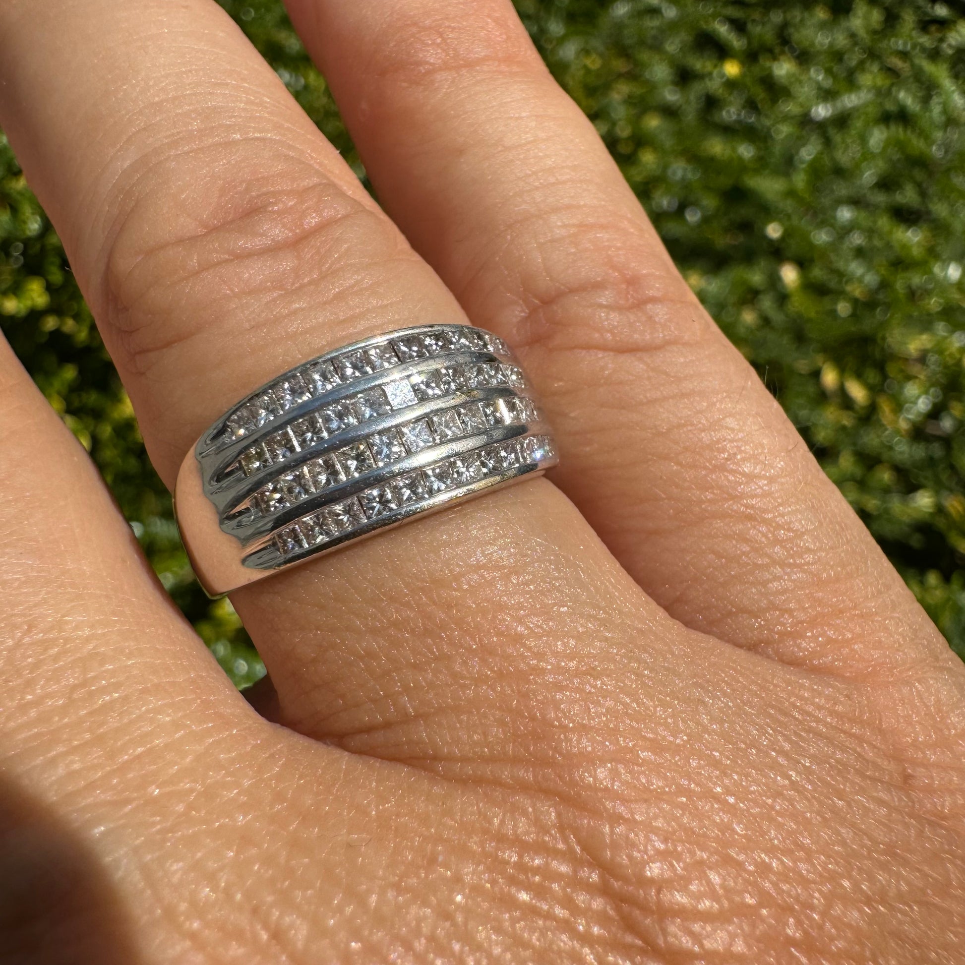 טבעת זהב לבן 14 קראט משובצת ארבע שורות יהלומים