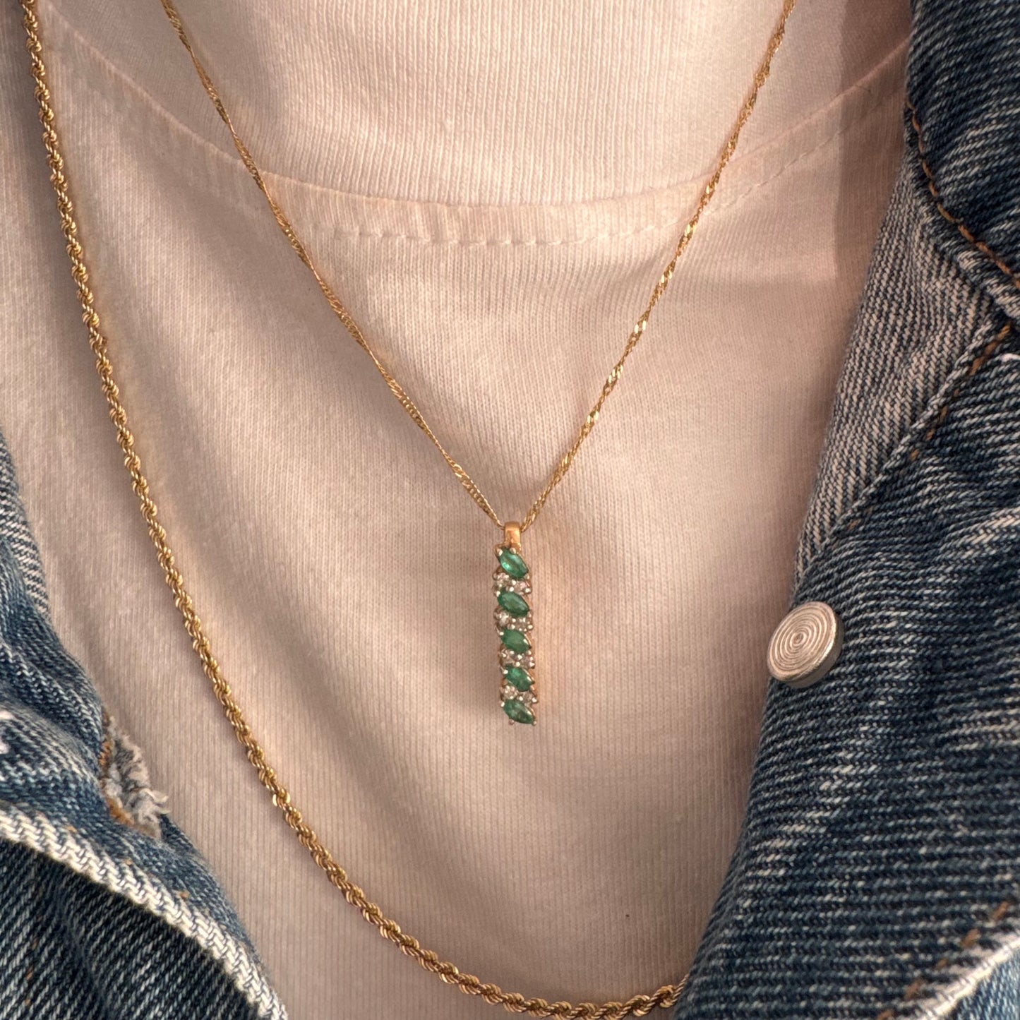 תליון זהב 14 קראט משובץ אמרלדים בחיתוך מרקיזה ויהלומים נוצצים. 