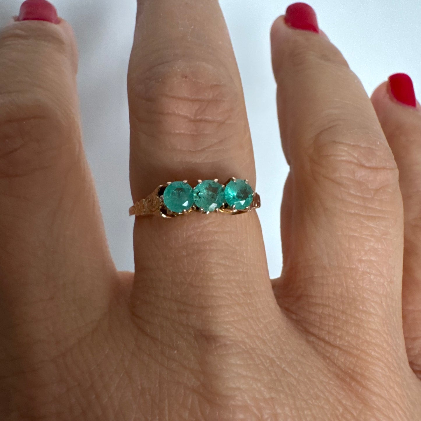 טבעת זהב 9 קראט המשובצת שלוש אבני אמרלד.