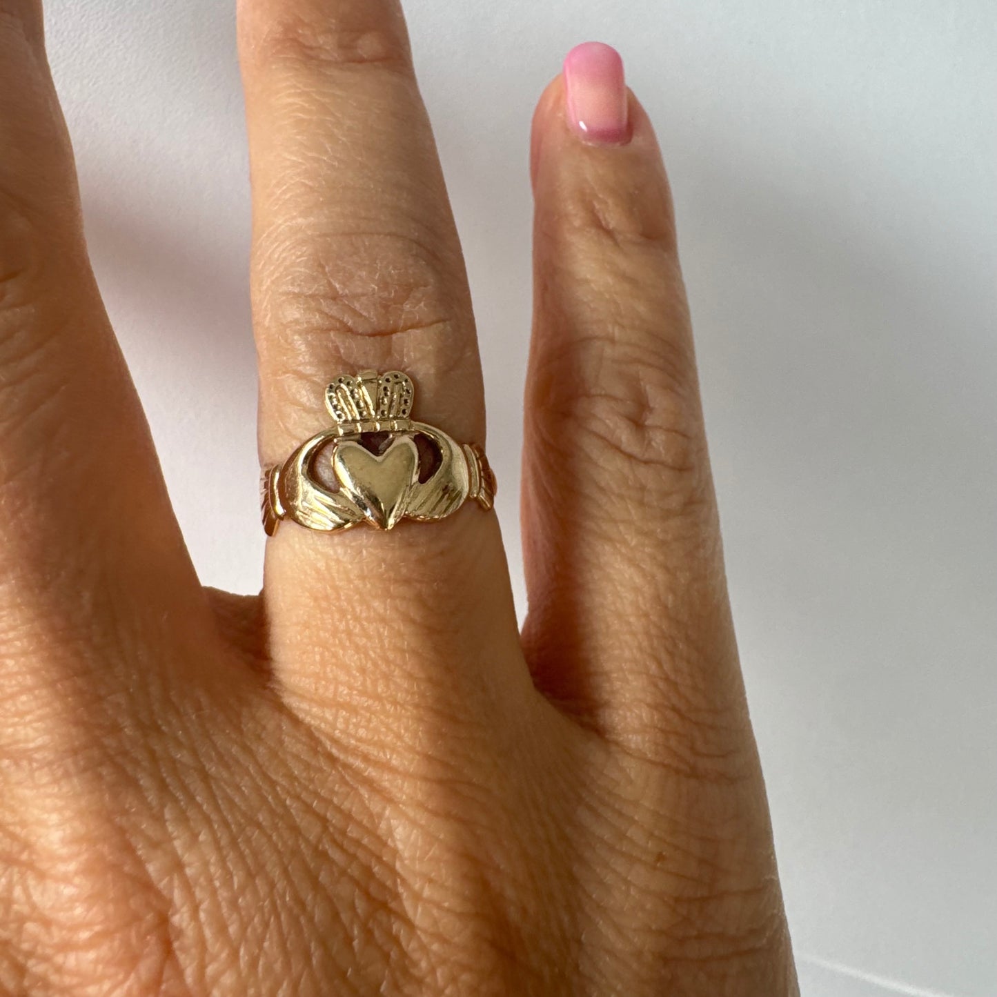 טבעת זהב 9 קראט בעיצוב קלאסי של לב עם כתר מעליו וידיים אוחזות, עיצוב קלדה מסורתי המסמל אהבה, נאמנות וחברות.