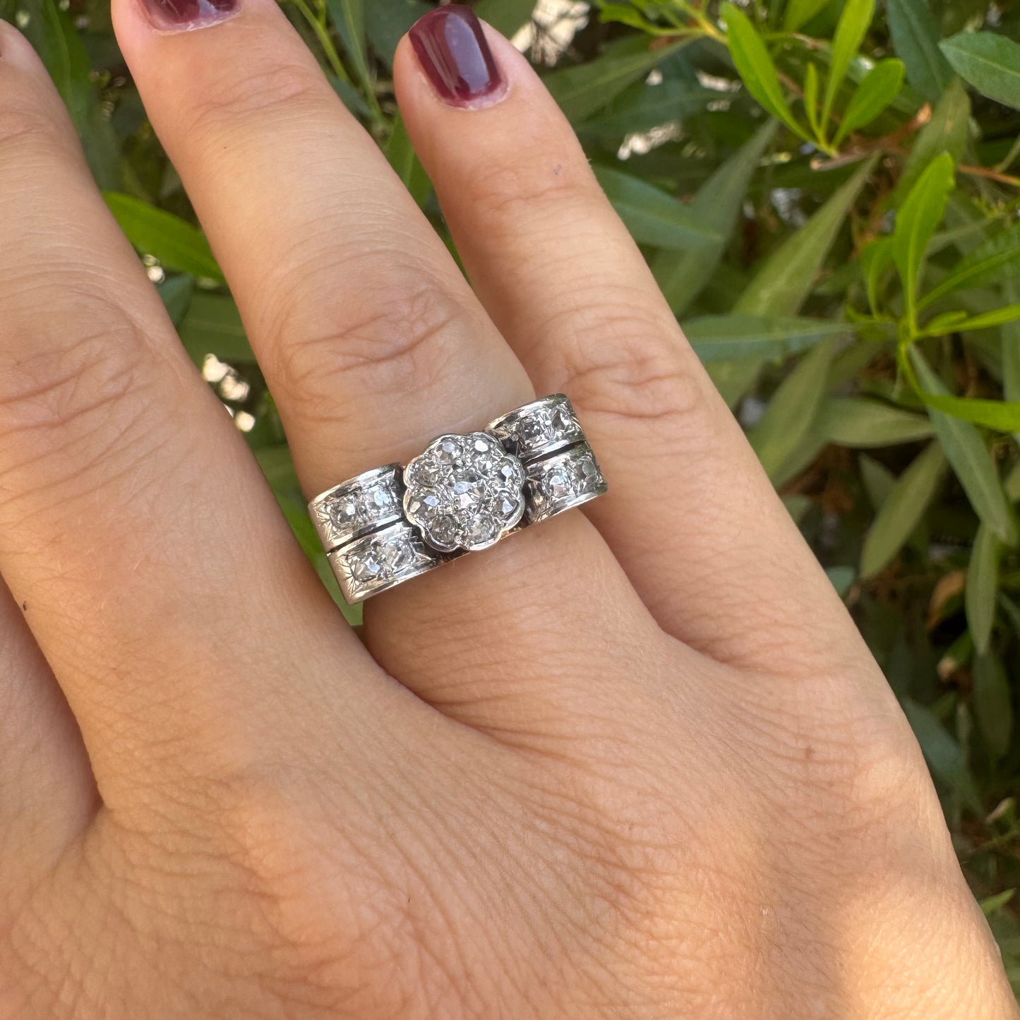 18K gold ring featuring a flower-shaped design set with antique Diamonds