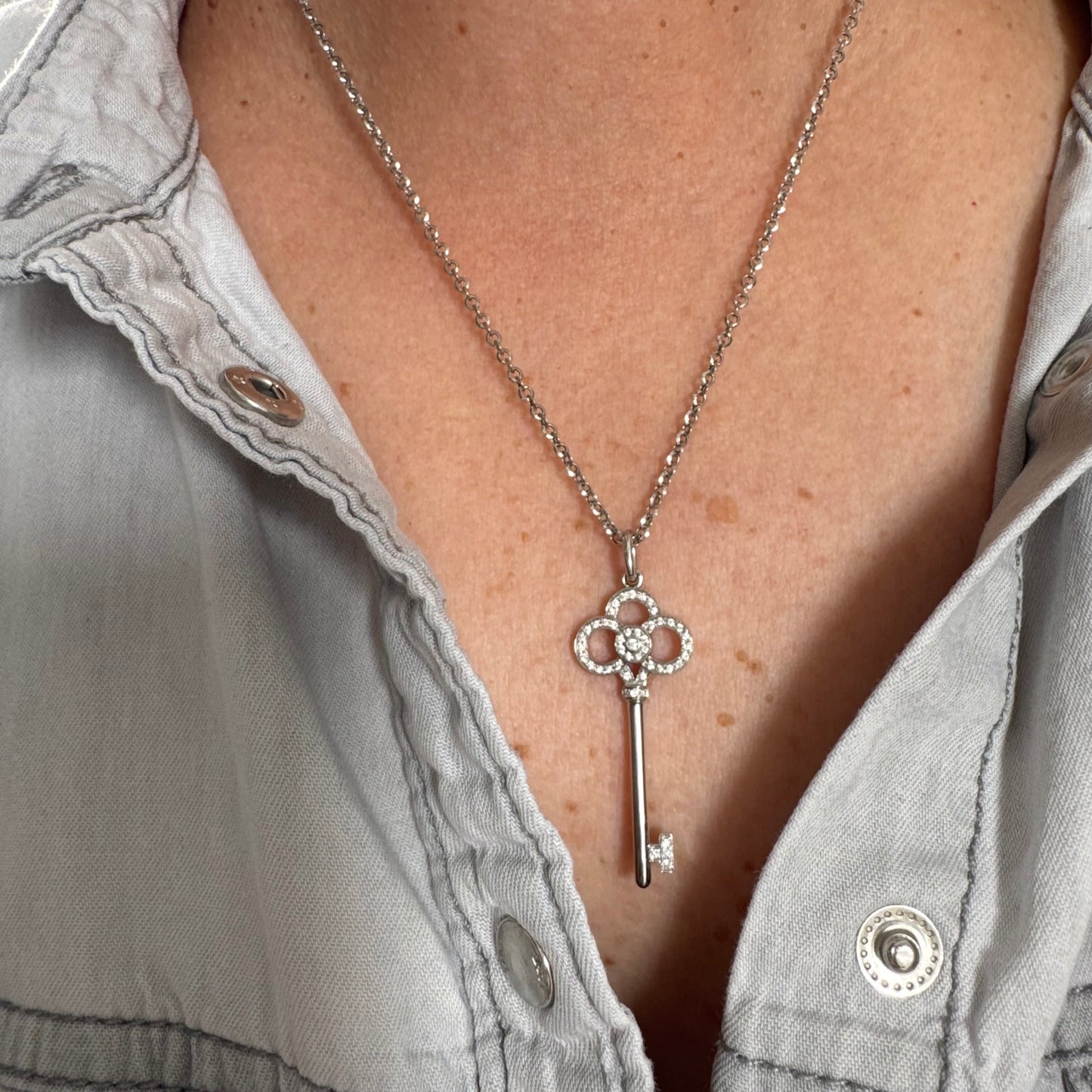 תליון מפתח אייקוני של Tiffany & Co. זהב לבן 18 קראט משובץ יהלומים עדינים.