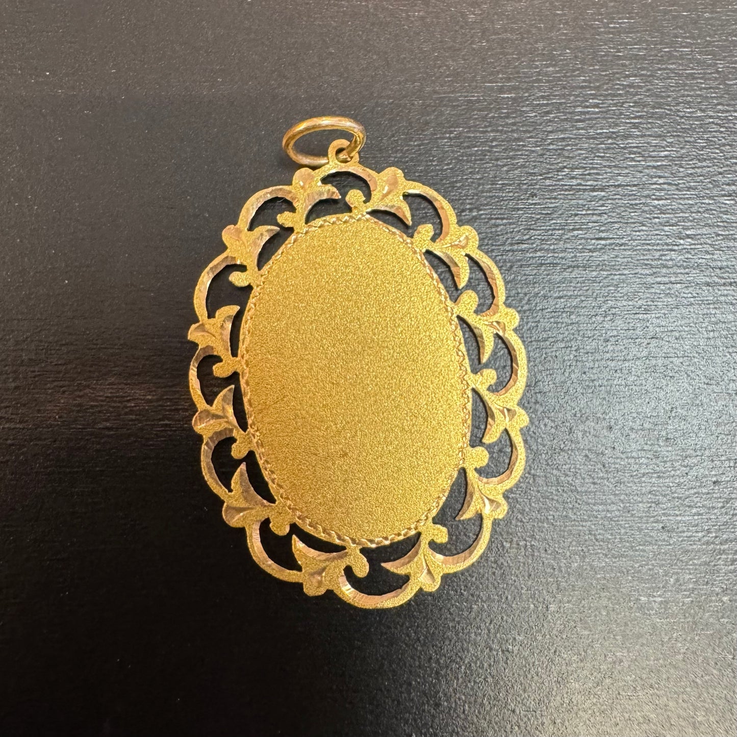 תליון זהב 14 קראט בעיצוב וינטג' יוקרתי, המשלב פלטה מרכזית חלקה עם מסגרת תחרה (Filigree) עדינה ומפורטת.  