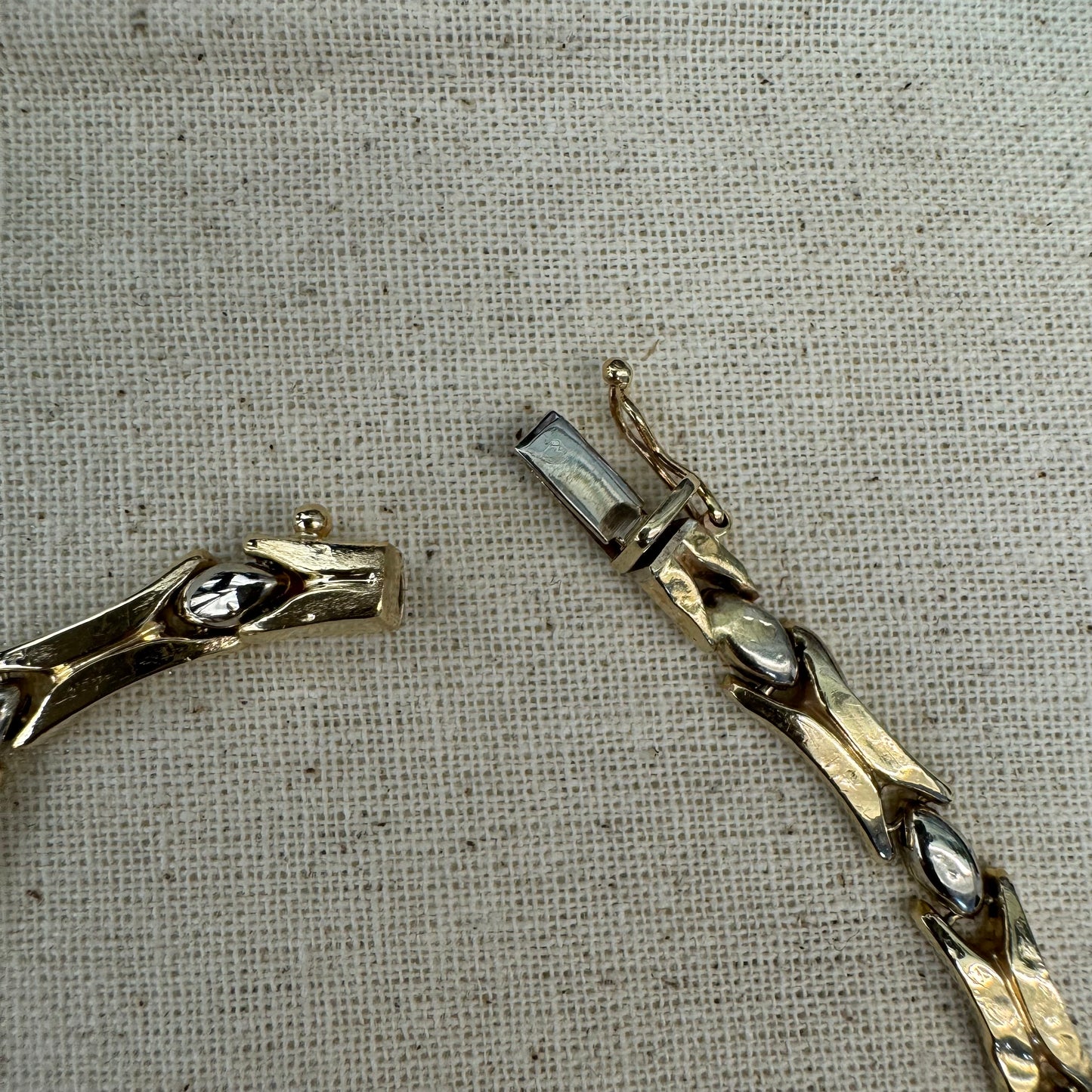 צמיד זהב צהוב וזהב לבן 14 קראט בעיצוב גאומטרי מיוחד, עם חיבורים בצורת X מזהב צהוב ושיבוצים מבריקים בזהב לבן