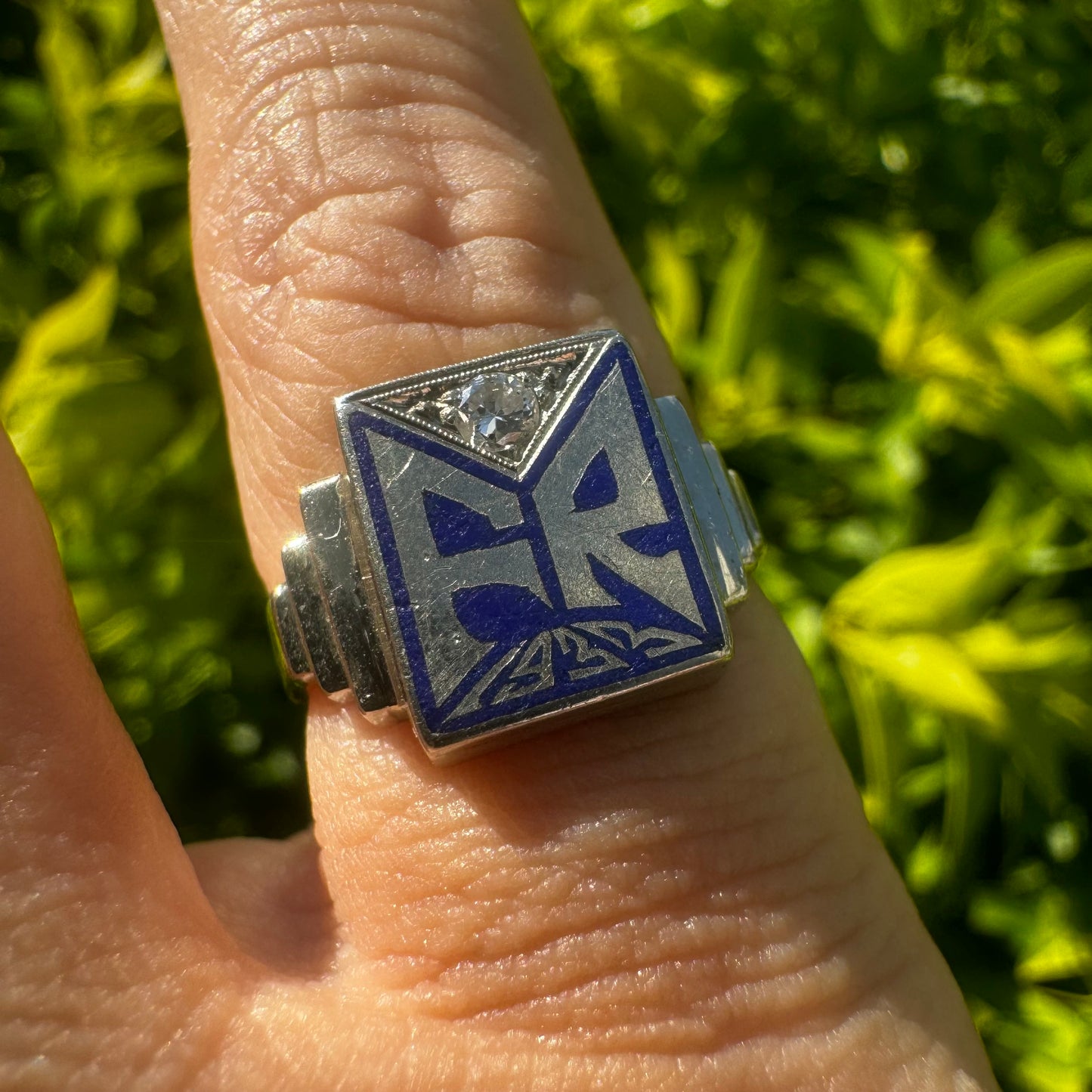 טבעת זהב לבן 14 קראט משובצת יהלום מרכזי ואותיות