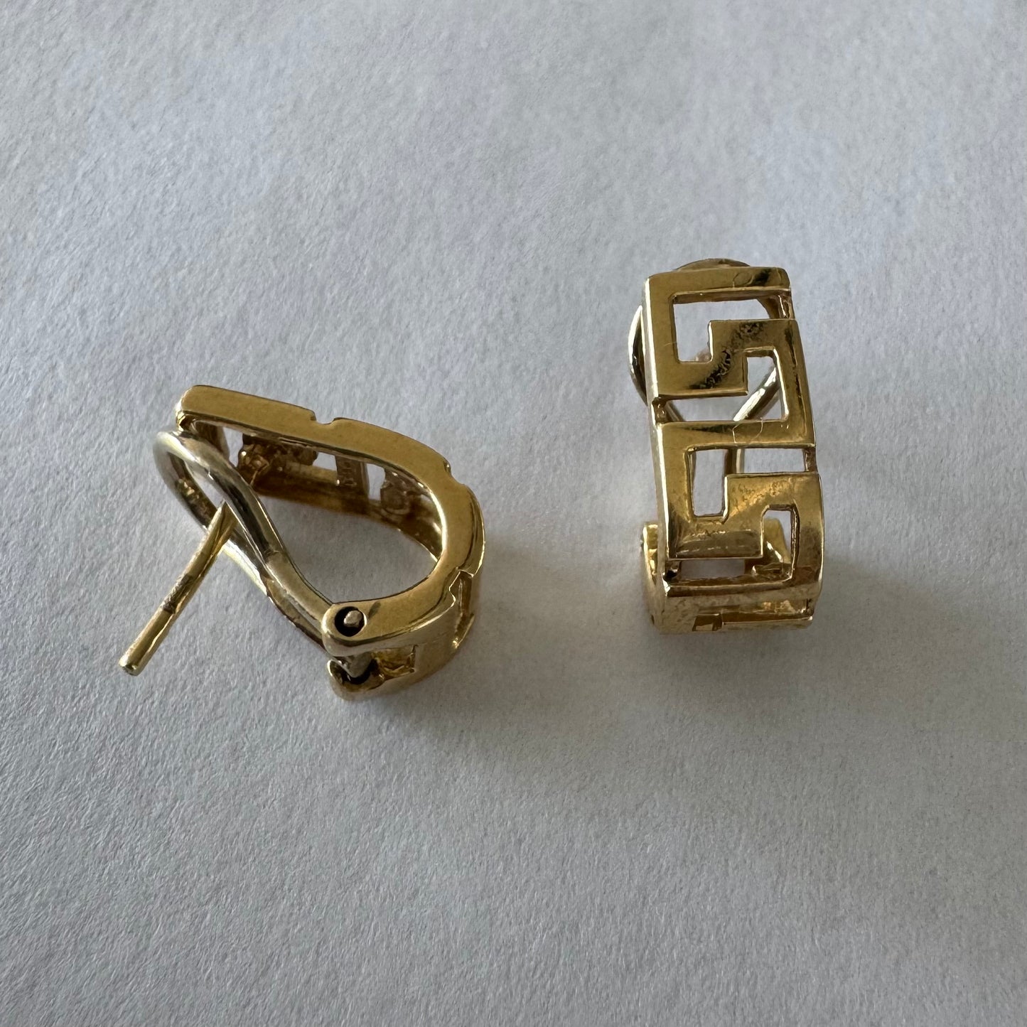 עגילי זהב צהוב 14 קראט בעיצוב גאומטרי קווים נקיים עם נוכחות מדויקת שמוסיפה טאץ’ מודרני וקלאסי בו זמנית.