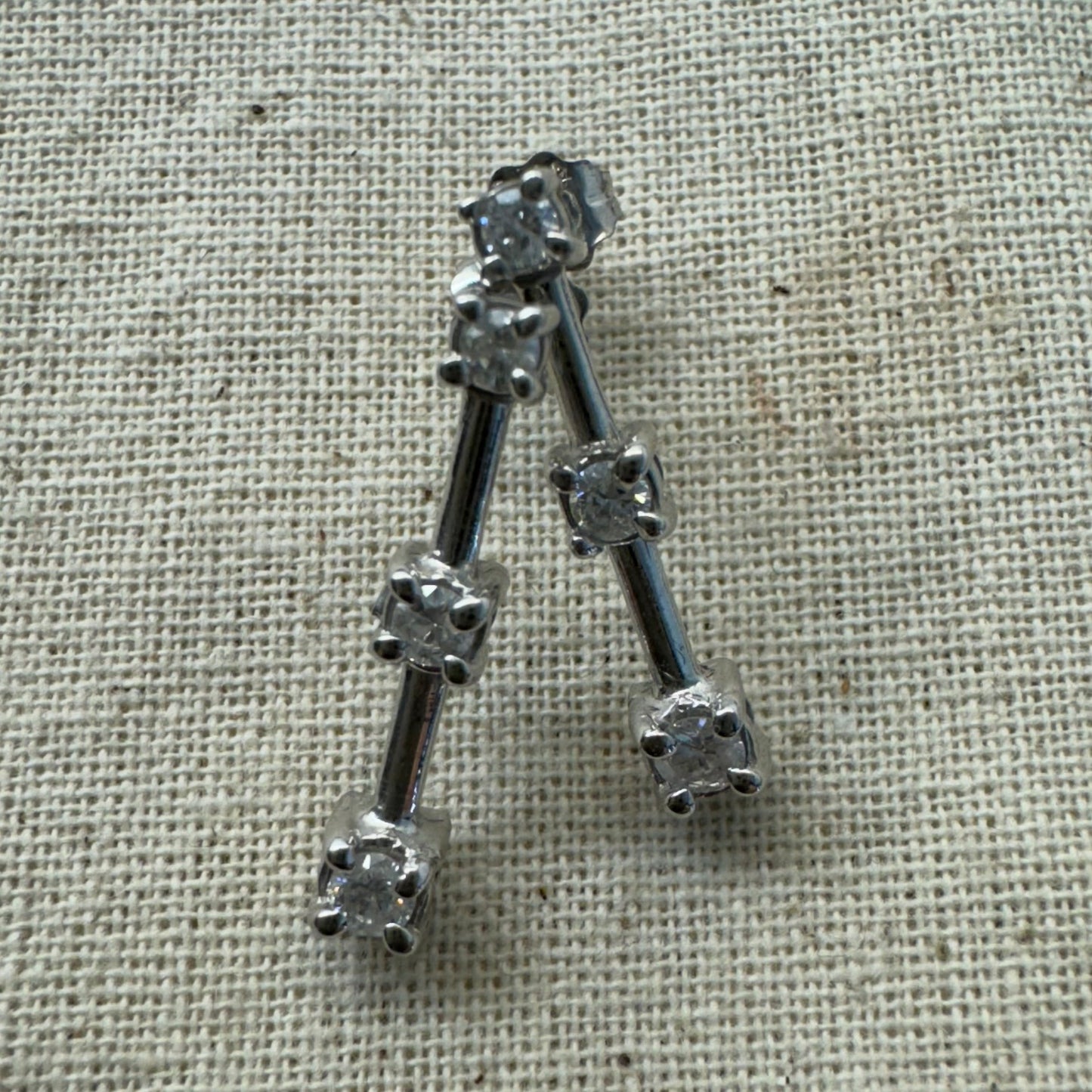 עגילי טיפה זהב 14K משובצים 3 יהלומים