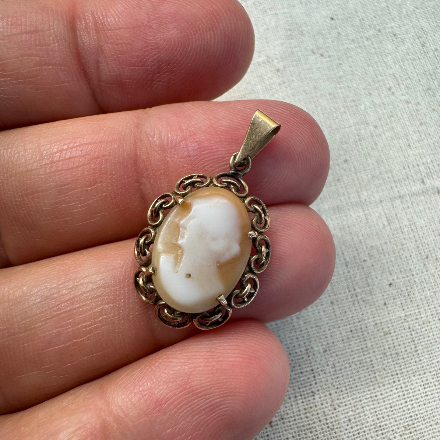 14K gold Cameo pendant