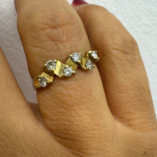 טבעת זהב 14 קראט בעיצוב זיגזג, משובצת יהלומים נוצצים. תכשיט וינטג’ עדין עם טאץ’ גאומטרי ייחודי.