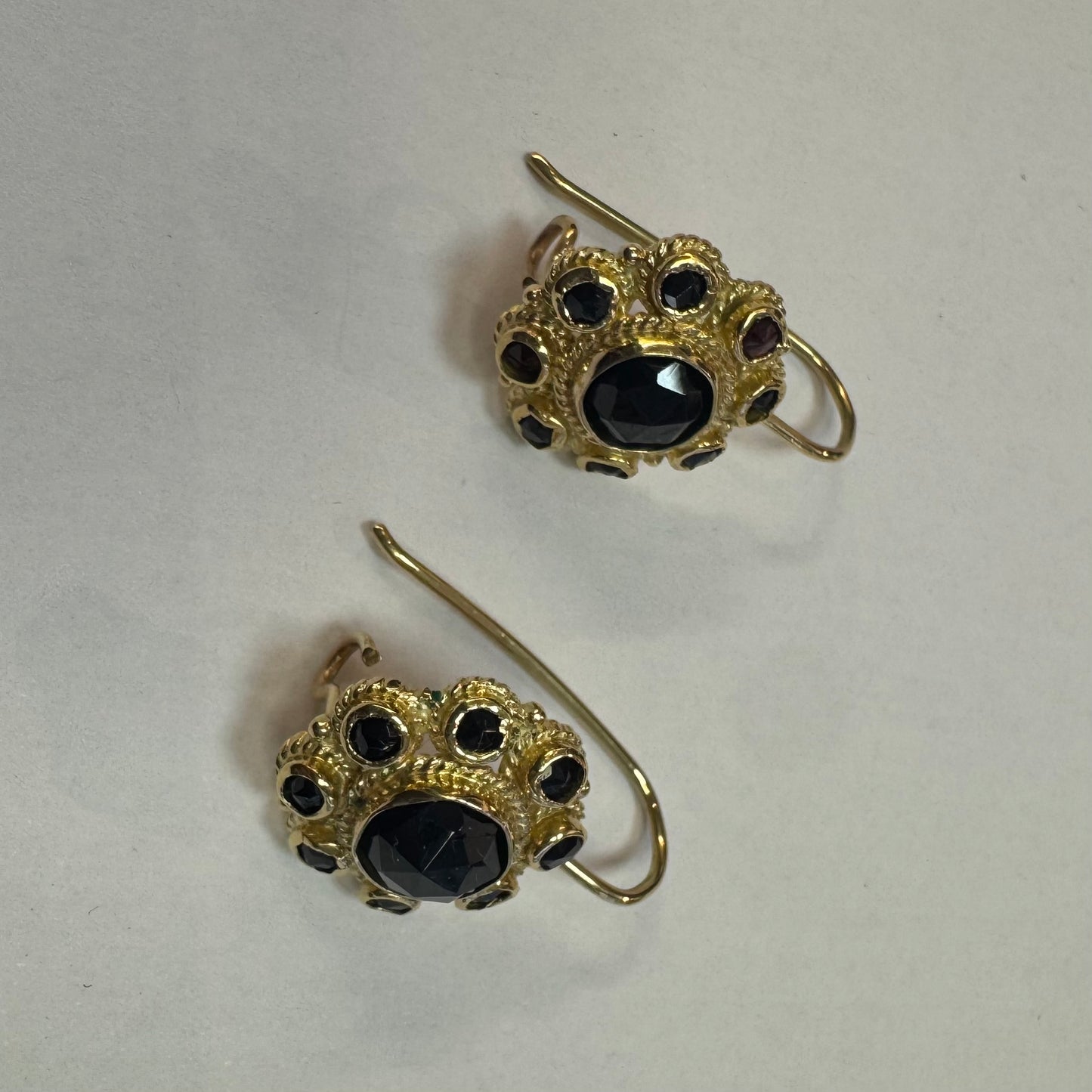 עגילי זהב צהוב 14 קראט, נופלים באורך בינוני, משובצים אבני גרנט