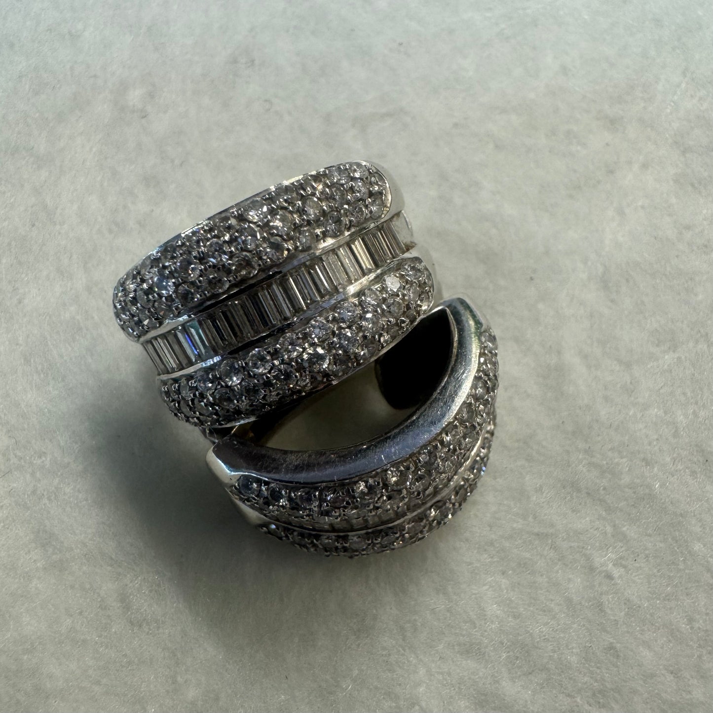 עגילי זהב לבן 18 קראט בעיצוב גאומטרי ייחודי משובצים יהלומים בחיתוכים שונים