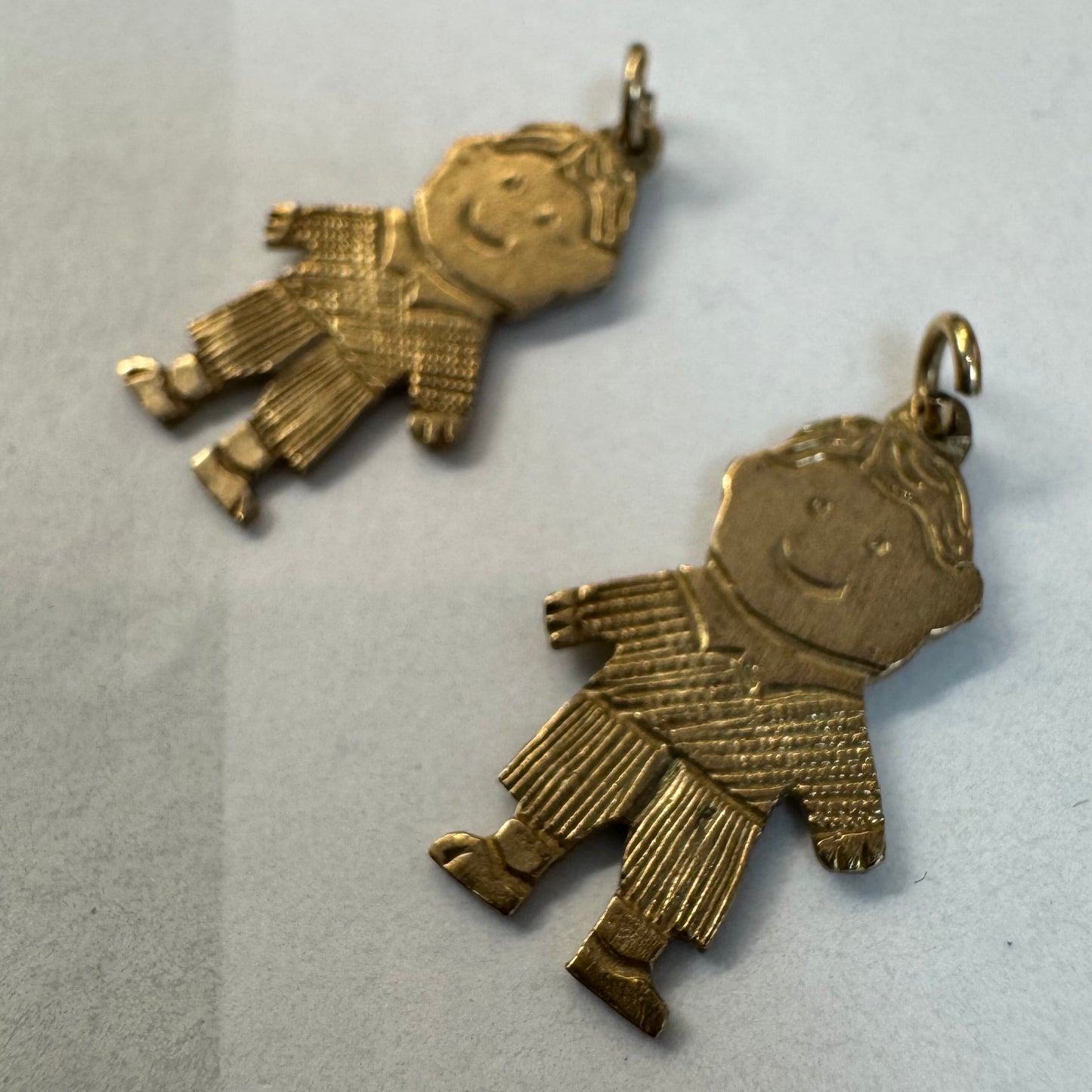 תליון זהב 9 קראט בעיצוב קלאסי ומרגש של דמות ילד. 