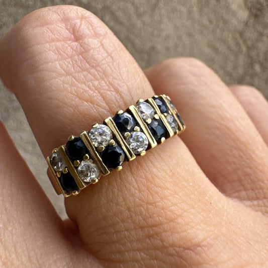 טבעת זהב צהוב 14 קראט משובצת אבני ספיר כחולות ויהלומים נוצצים, בעיצוב קלאסי עם ניגוד מושלם של צבע ואור.