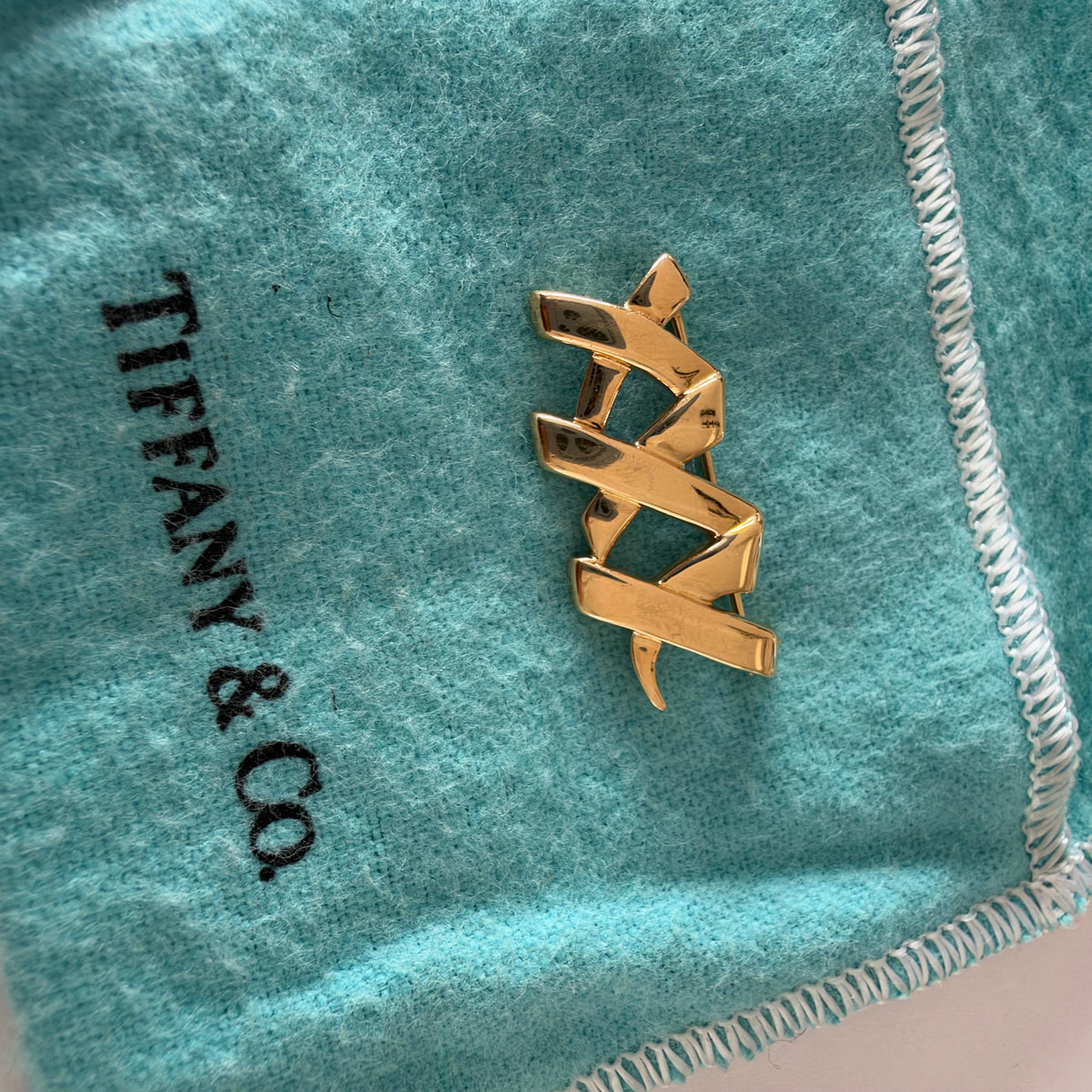 סיכת דש זהב 18 קראט של בית היוקרה Tiffany & Co., בעיצובה של פאלומה פיקאסו, מקולקציית Graffiti האייקונית.