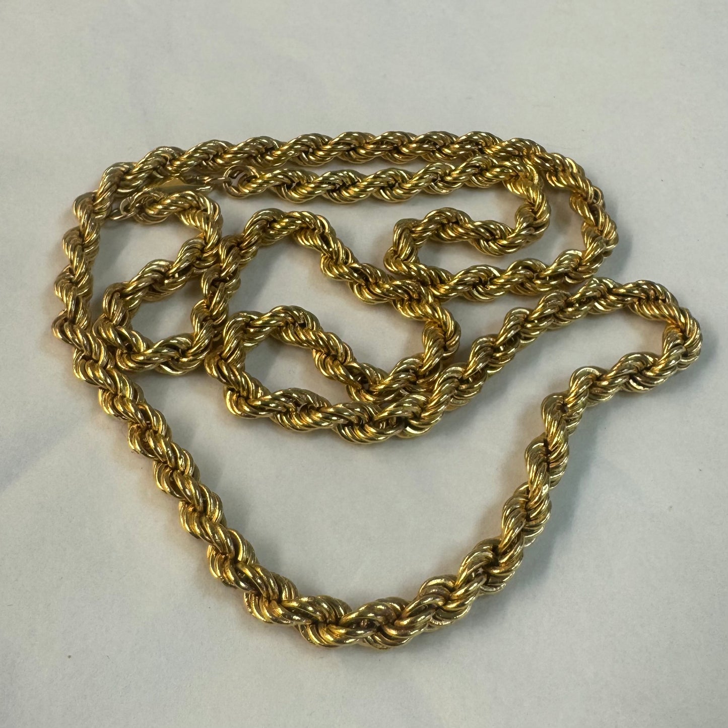 שרשרת זהב צהוב 14 קראט בדוגמת חבל (Rope Chain) עיצוב קלוע ועשיר שמחזיר את האור מכל זווית.