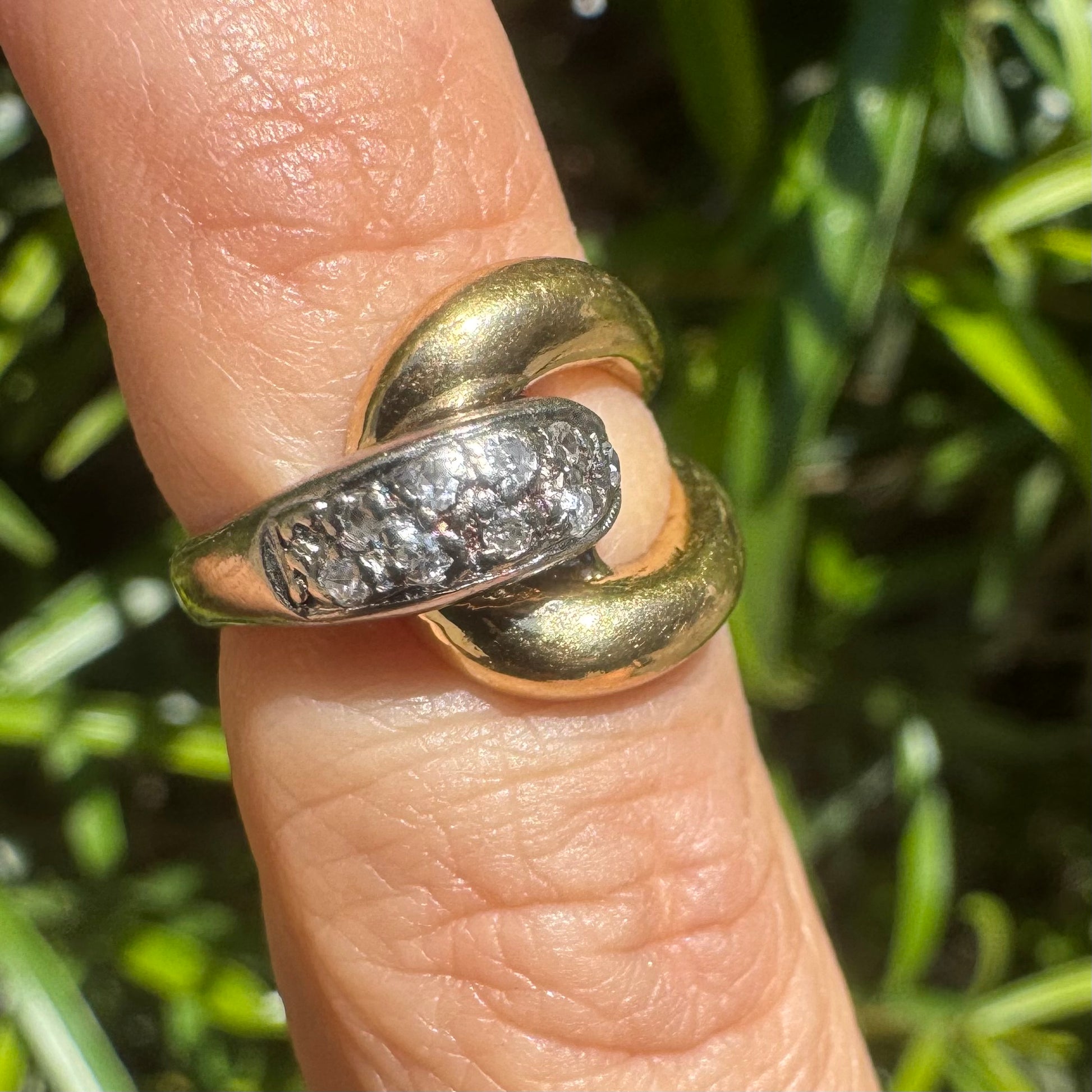 טבעת זהב צהוב ולבן 14 קראט, טבעת  קונקשן (link style) עם שתי טבעות זהב עבות המחוברות על ידי חלק מרכזי מזהב לבן משובץ יהלומים – עיצוב סמל לחיבור, יציבות וקשר.