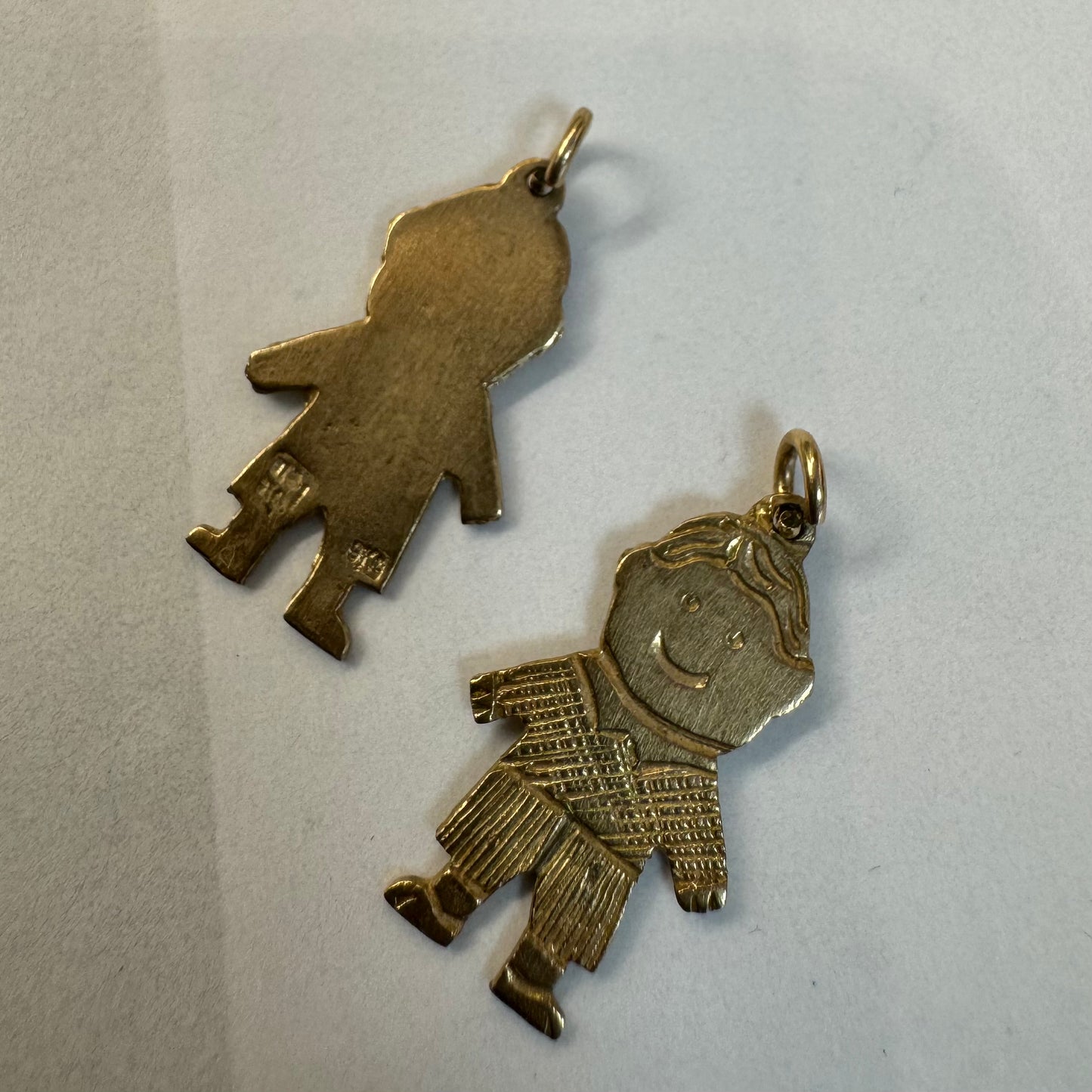 תליון זהב 9 קראט בעיצוב קלאסי ומרגש של דמות ילד. 