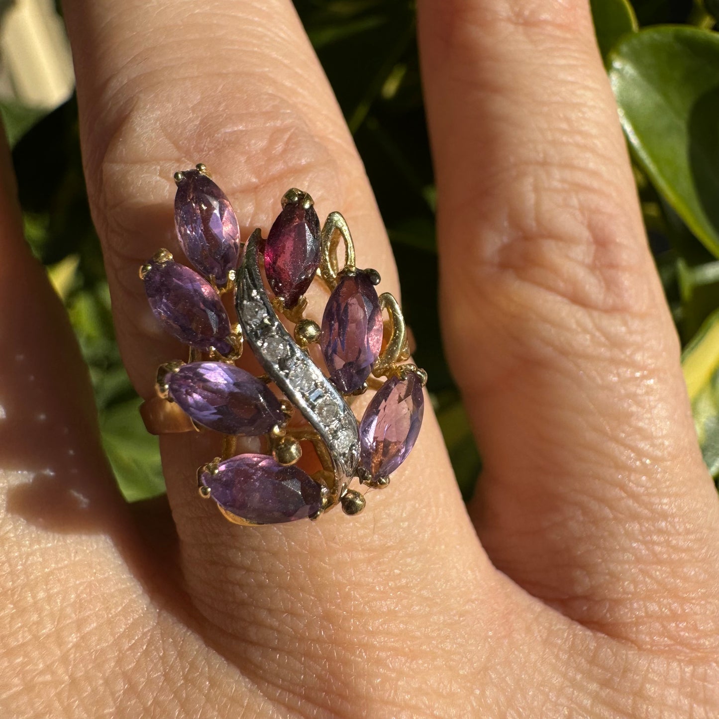 טבעת זהב צהוב 14 קראט בעיצוב עלה, משובצת באבני אמטיסט סגלגלות בחיתוך מרקיזה ומודגשת בקו מעוקל של יהלומים