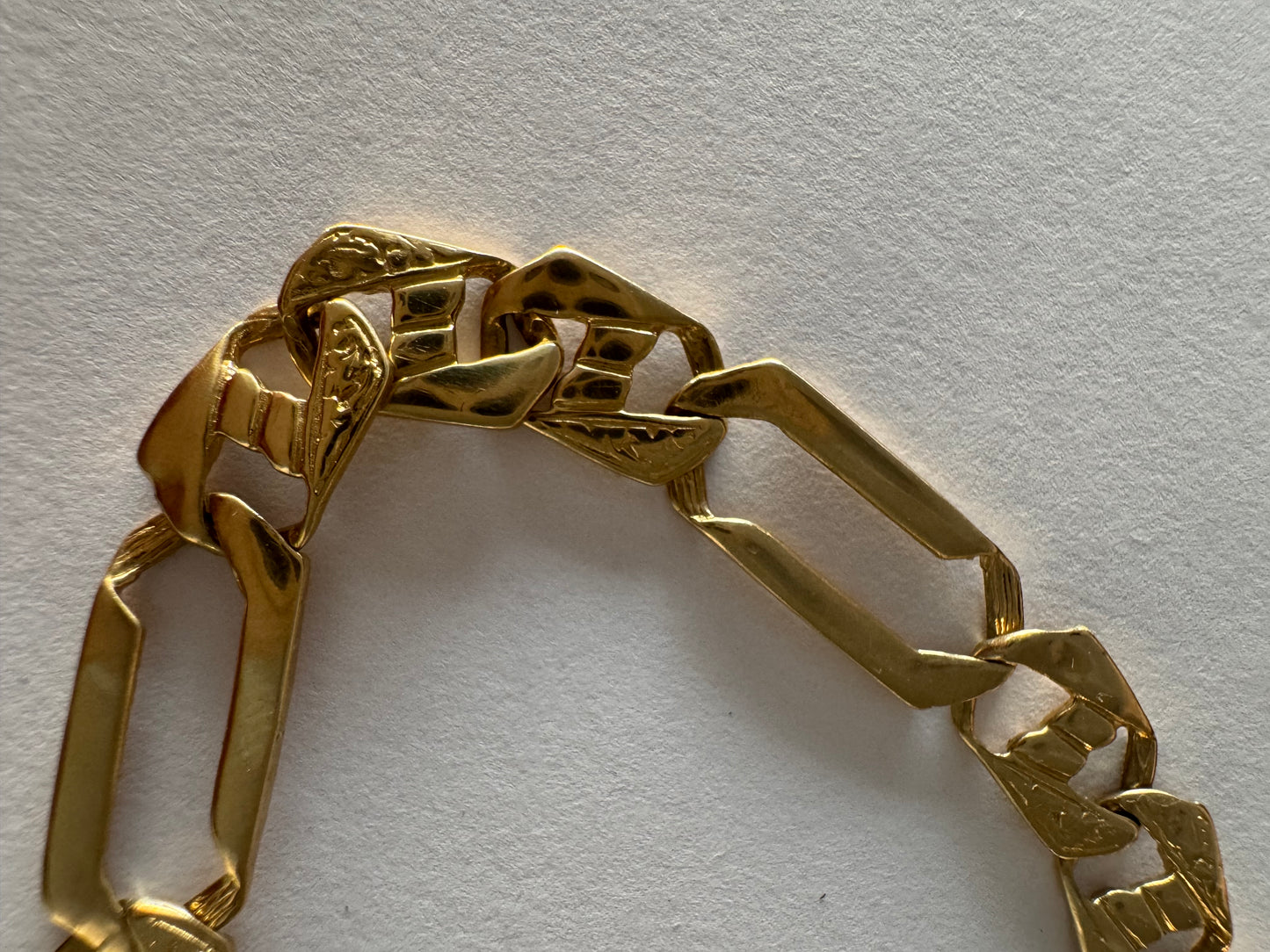 צמיד זהב צהוב 14 קראט בעיצוב חוליות מודרני ומיוחד.