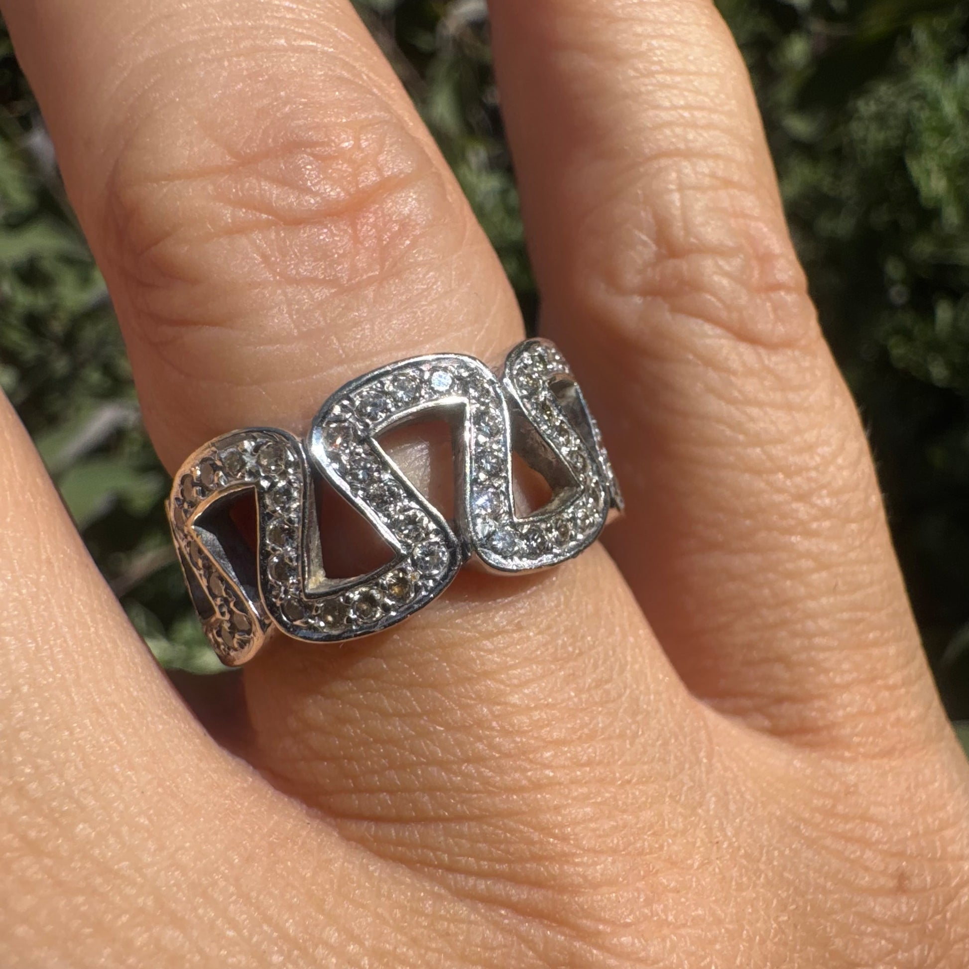 טבעת זהב לבן 18 קראט משובצת יהלומים עבה ובעלת נוכחות