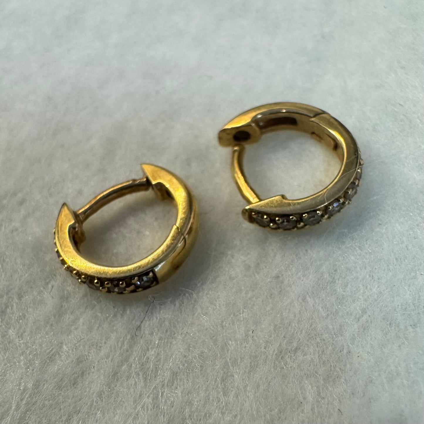 עגילי זהב צהוב 18 קראט של המותג "טוס" 