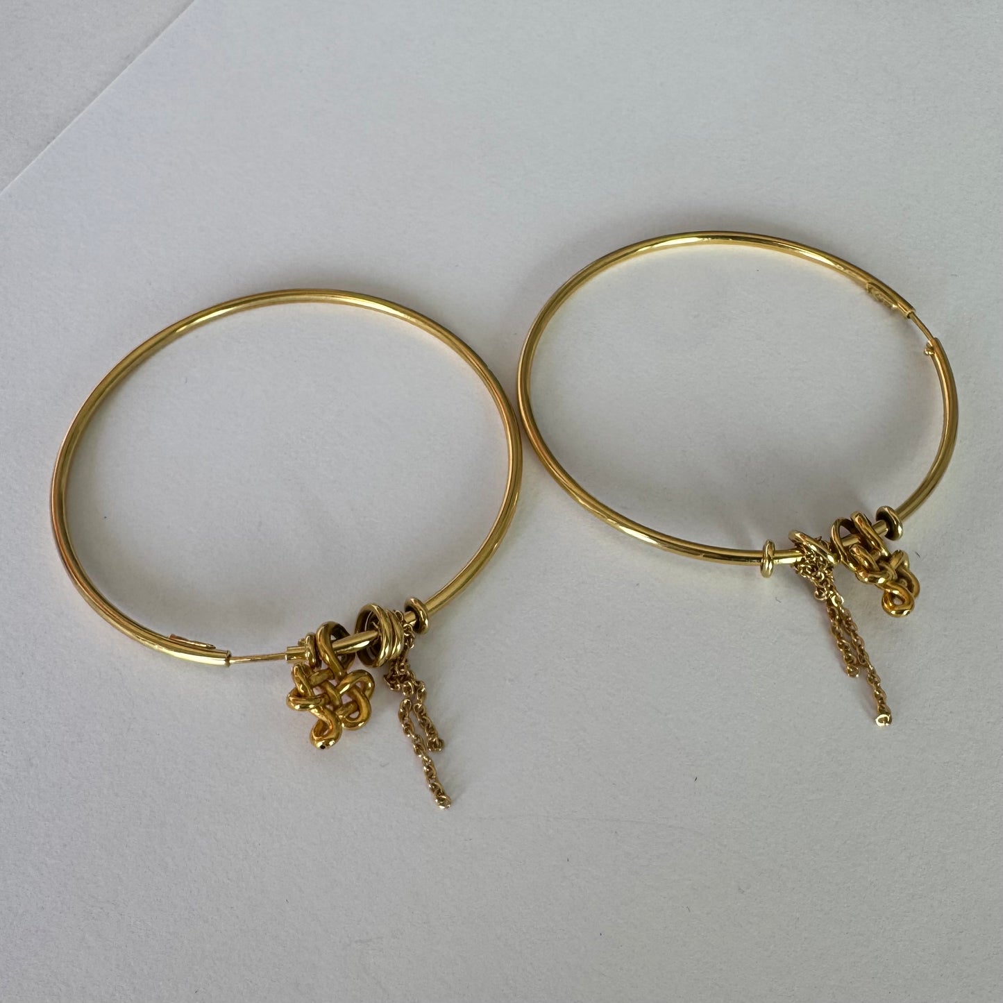 עגילי חישוק זהב 18 קראט של המותג H.Stern, עם תליוני זהב דקים ועדינים 