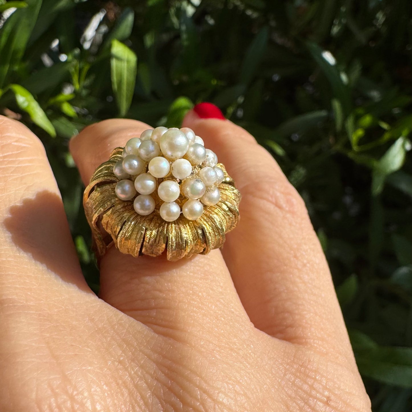 טבעת זהב צהוב 18 קראט, משובצת אשכול פנינים עדינות בעבודת יד מרשימה.