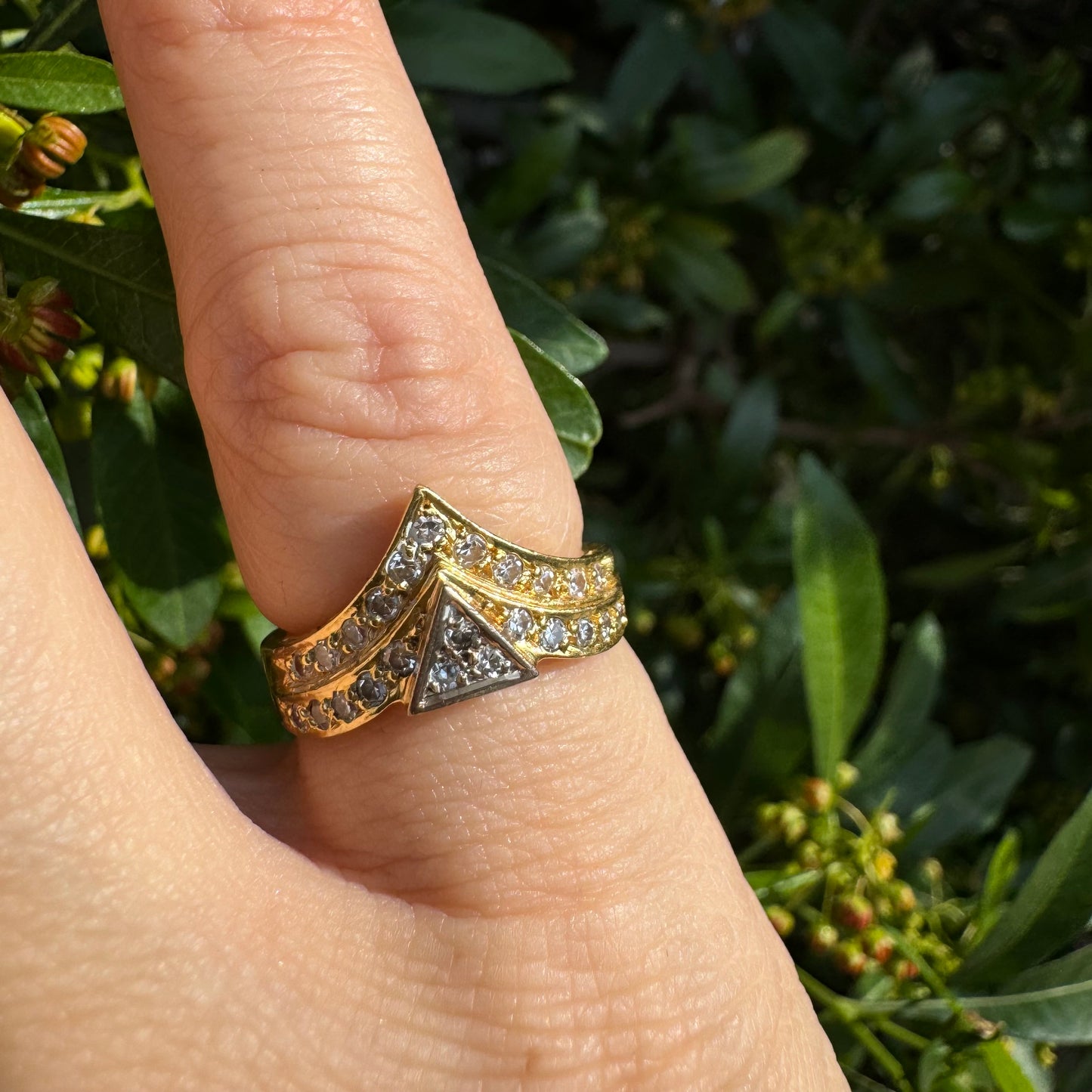 18K gold ring set with Diamonds