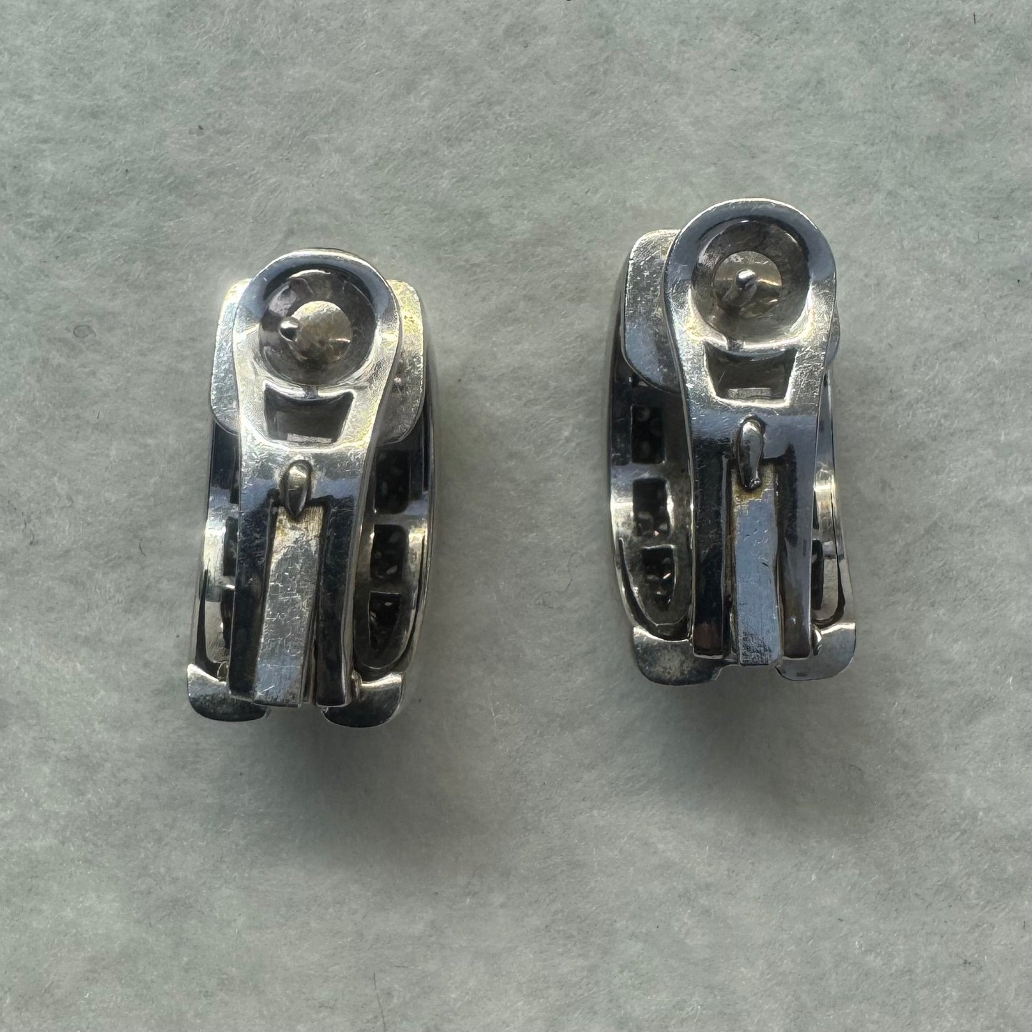 עגילי זהב לבן 18 קראט בעיצוב גאומטרי ייחודי משובצים יהלומים בחיתוכים שונים