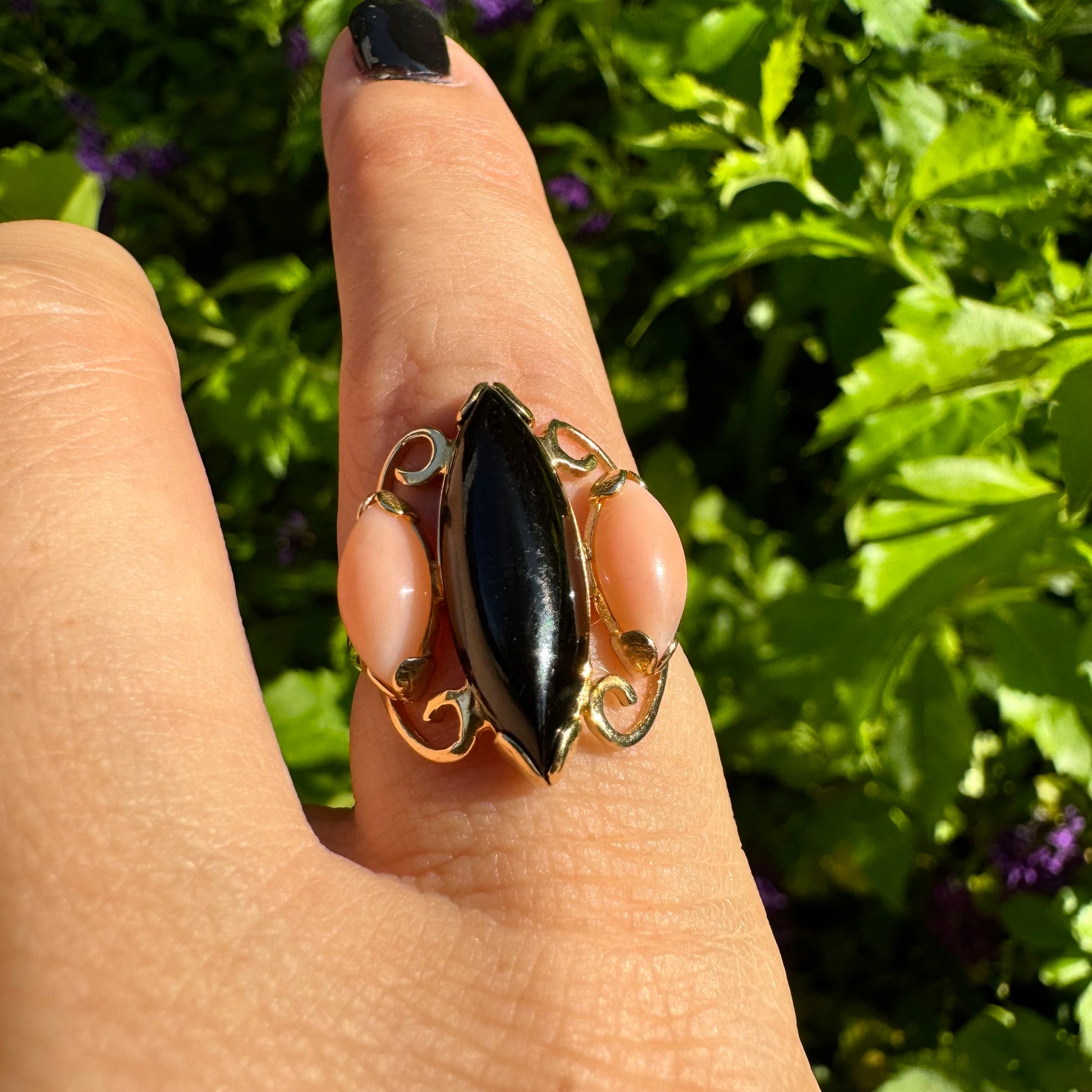 טבעת זהב צהוב 14 קראט משובצת אבן אוניקס שחור ושתי אבני קורל