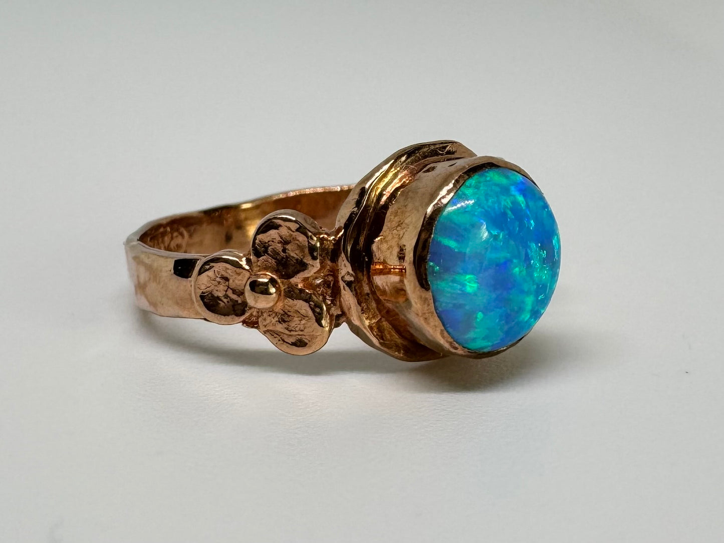 טבעת זהב זהב אדום 10 קראט משובצת אבן אופל