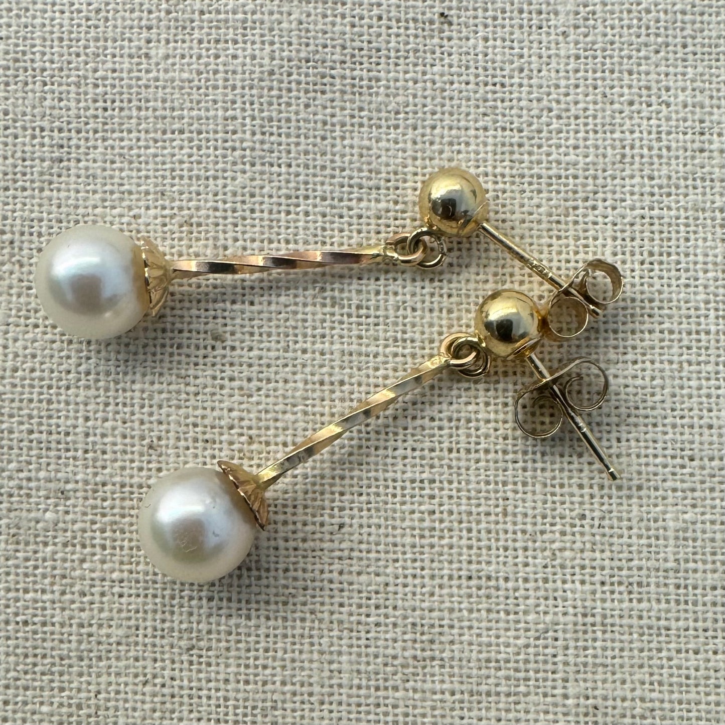 עגילי זהב צהוב 14 קראט נופלים משובצים פנינה עגולה