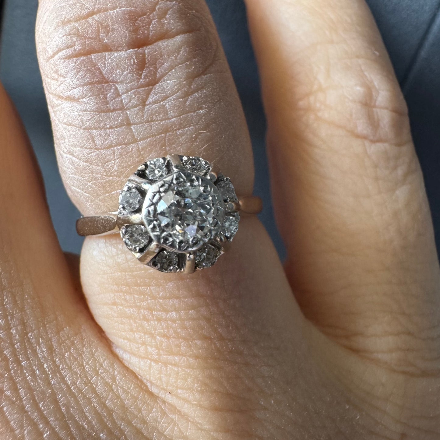 טבעת זהב לבן קראט משובצת יהלום מרכזי גדול וסביבו יהלומים