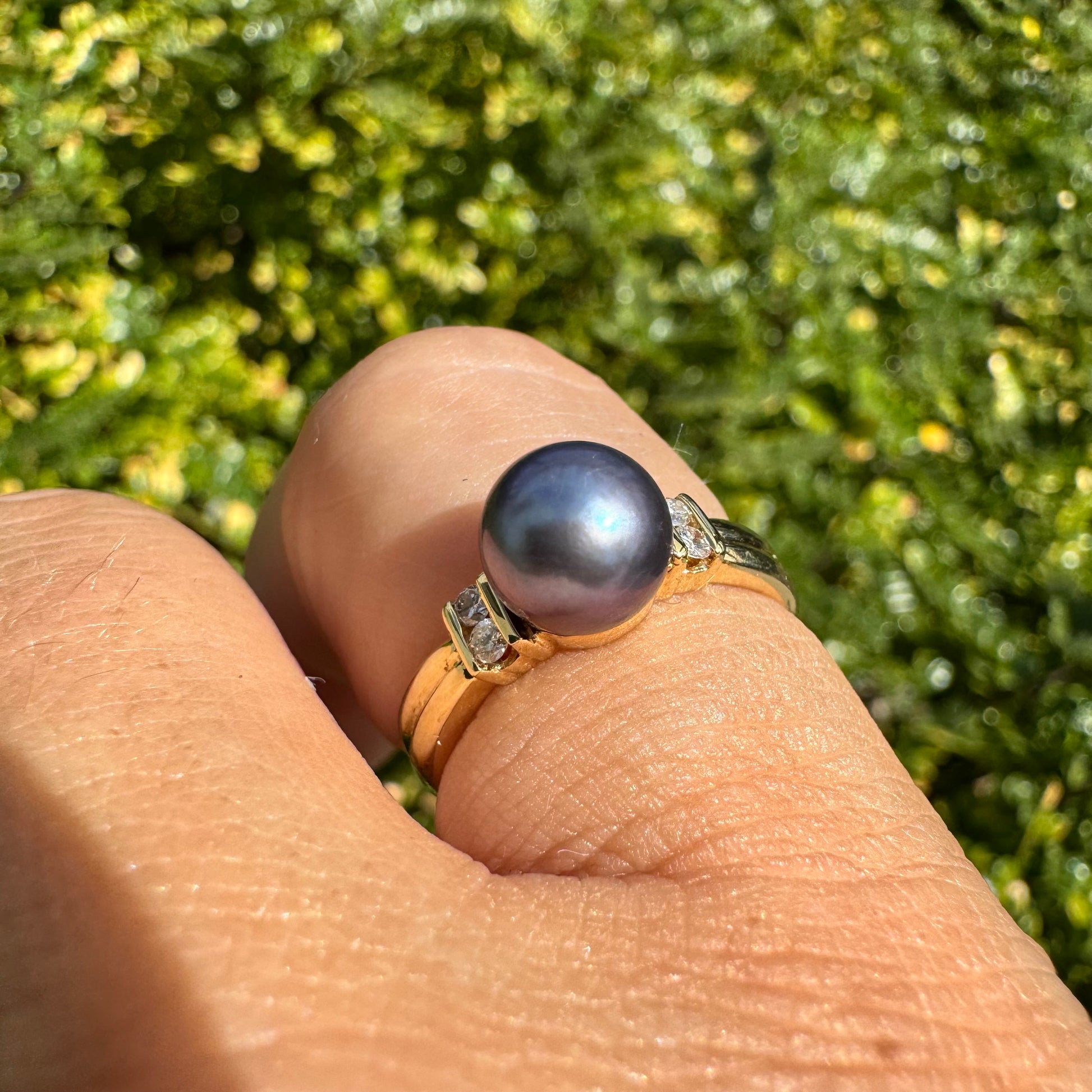 טבעת זהב צהוב 14 קראט משובצת פנינה שחורה ויהלומים מכל צד