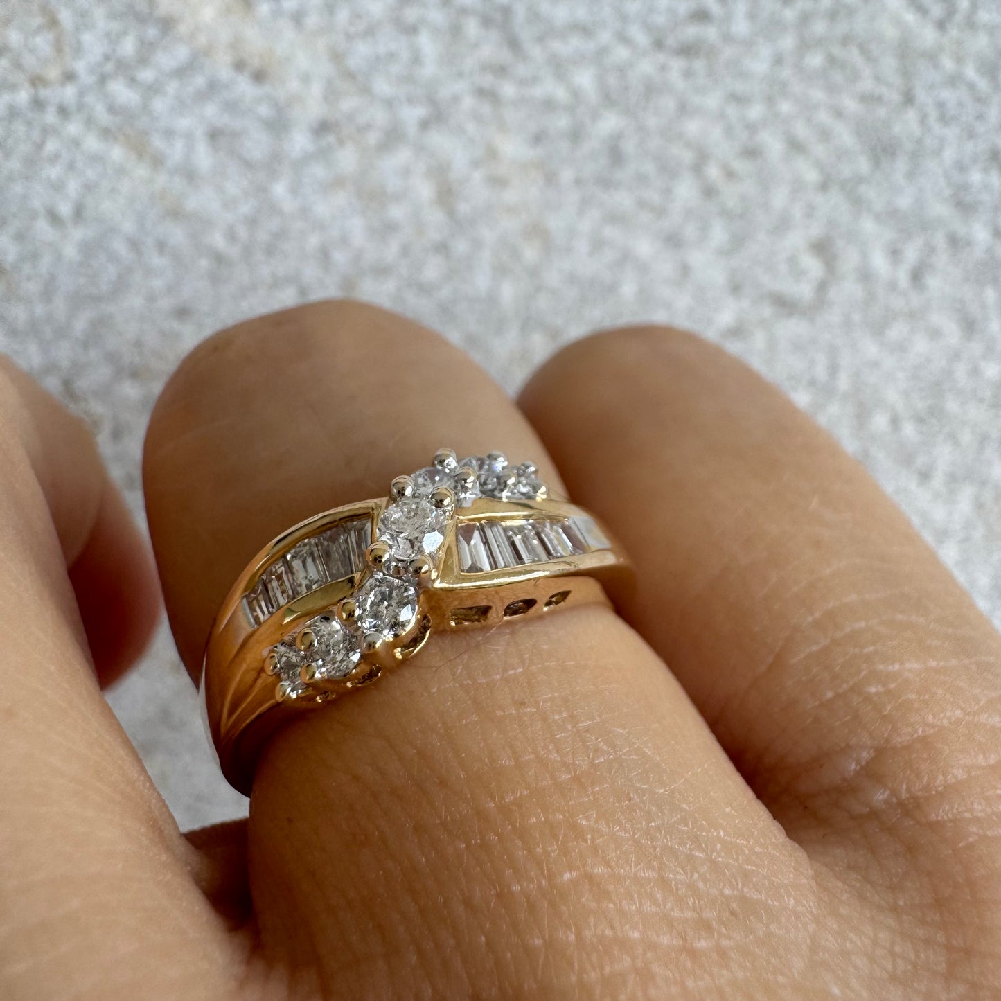 טבעת זהב צהוב 14 קראט משובצת יהלומים בחיתוך באגט ועגול.