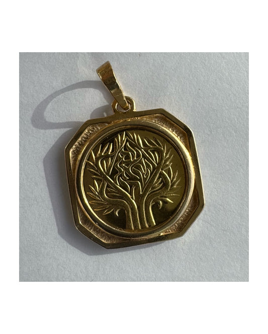 תליון זהב צהוב 14 קראט בעיצוב קלאסי עם נוכחות סמלית חזקה. במרכז התליון חריטה עדינה של עץ חיים, סמל לצמיחה, חיבור ושפע וכיתוב ״שמע ישראל״ ובצד השני אותיות ה-א״ב.