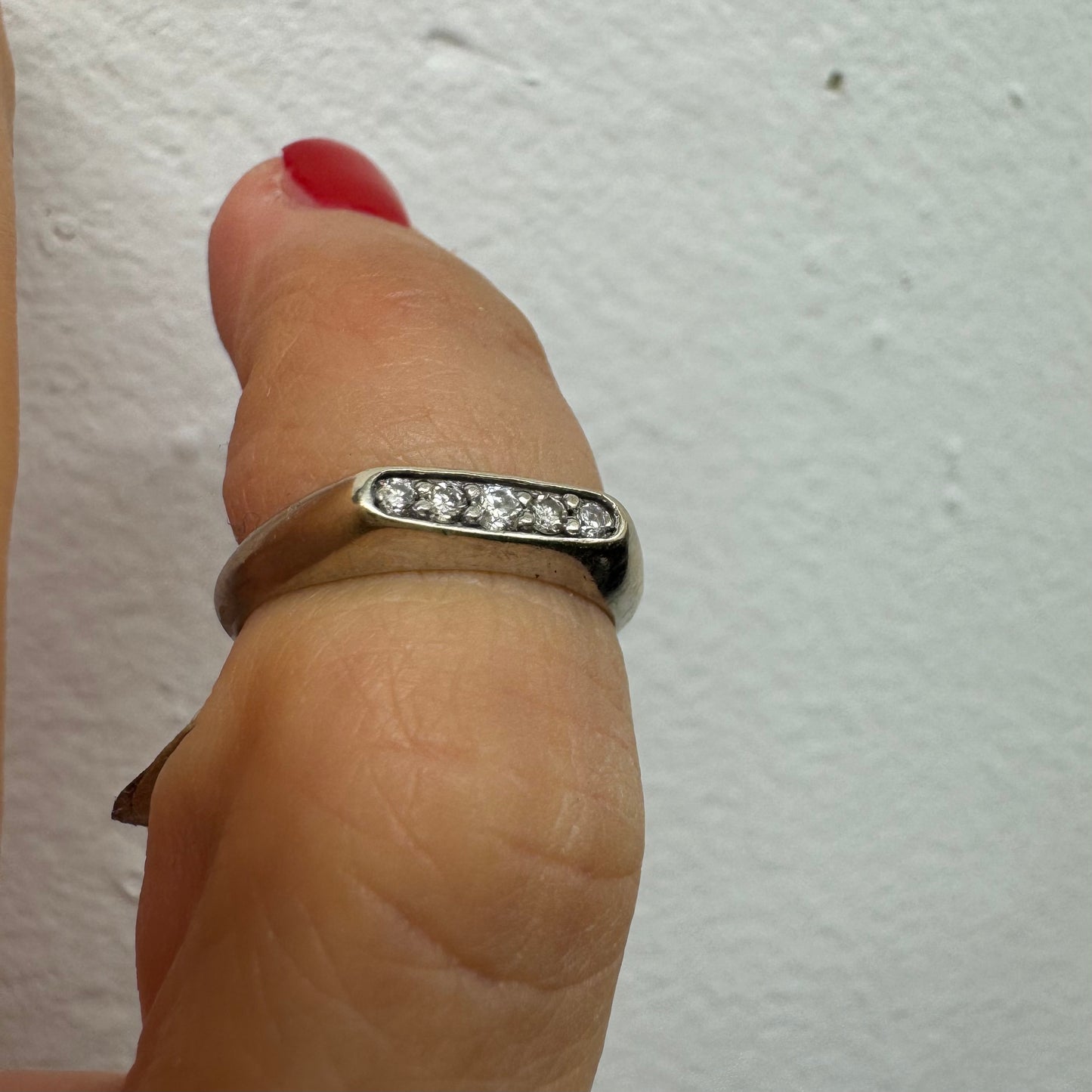 טבעת זהב לבן 14 קראט, בעיצוב עדין וקלאסי, משובצת שורת יהלומים קטנים במסגרת חלקה ונוחה לענידה יומיומית. 