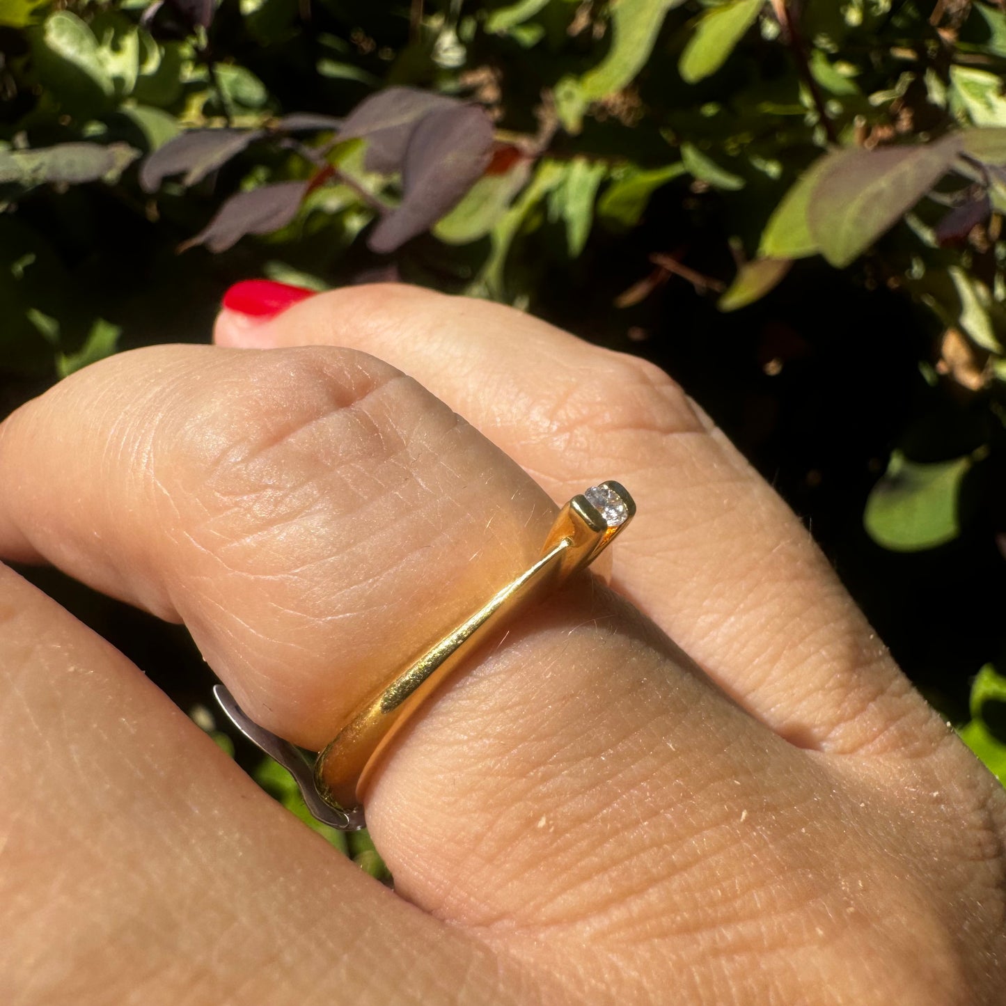 18K gold ring set with one center Diamond