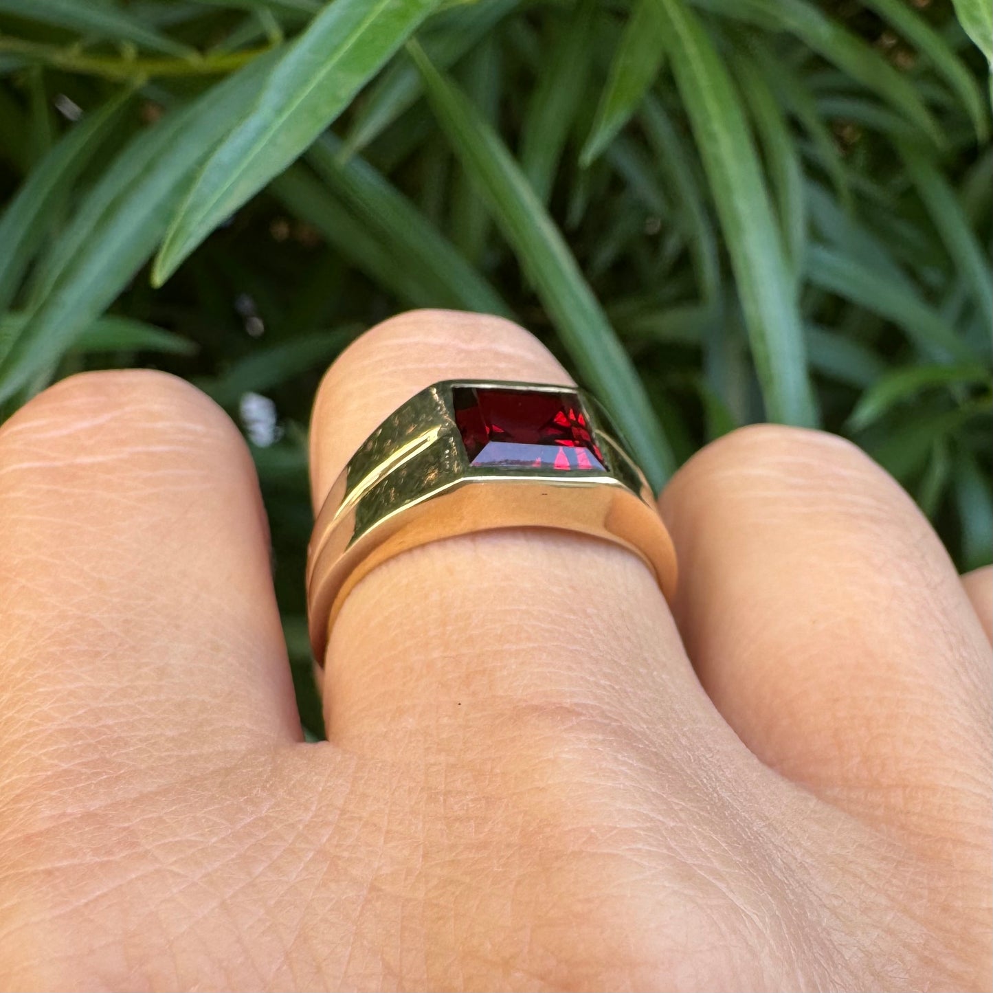 טבעת זהב צהוב 14 קראט משובצת אבן אדומה בחיתוך ריבועי 