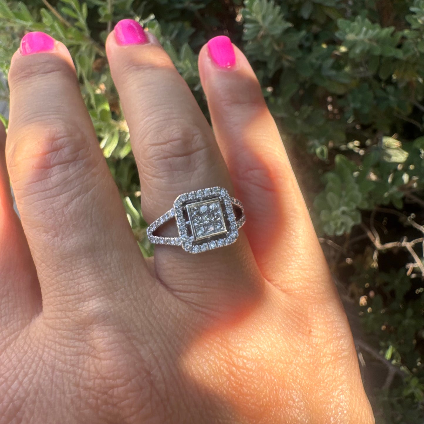 18K gold ring set with Diamonds in various cuts