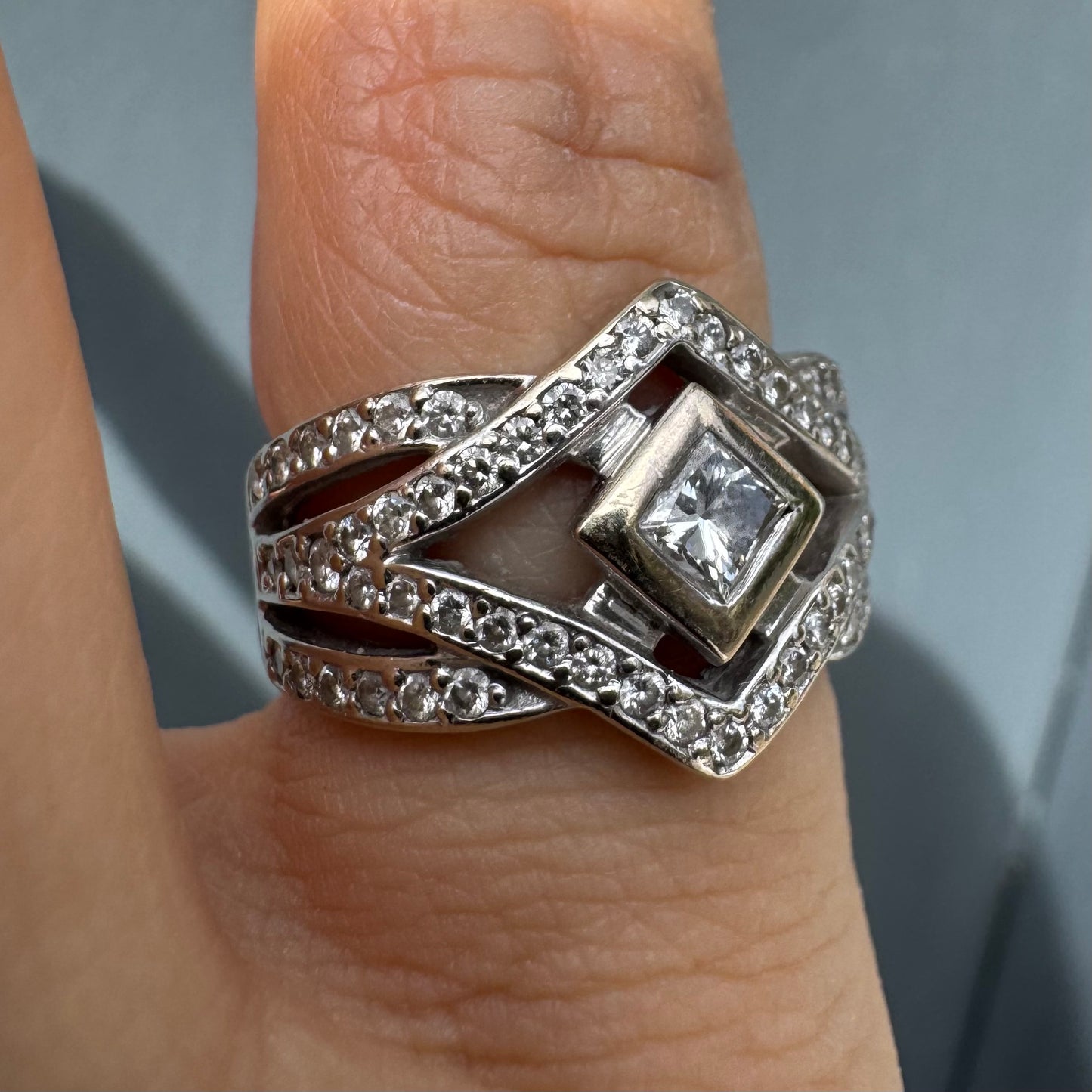 טבעת זהב לבן 14 קראט משובצת יהלומים, בעיצוב גיאומטרי יוקרתי בסגנון ארט-דקו.
