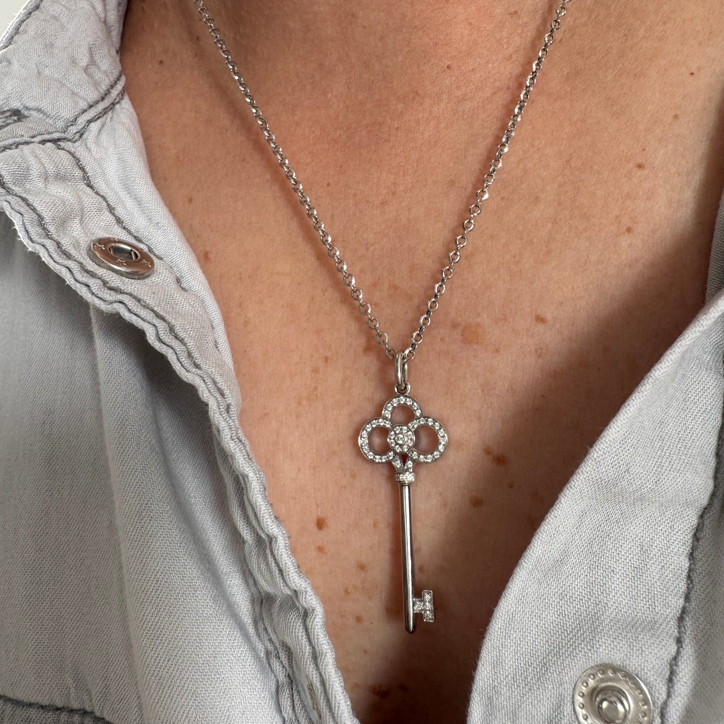 תליון מפתח אייקוני של Tiffany & Co. זהב לבן 18 קראט משובץ יהלומים עדינים.