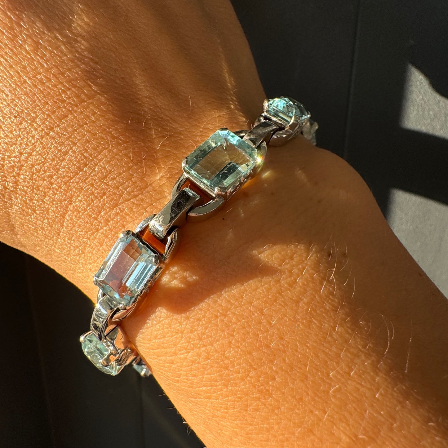 צמיד זהב לבן 18 קראט משובץ אבני אקוומרין בחיתוך אמרלד – אלגנטי, זוהר ועל-זמני.