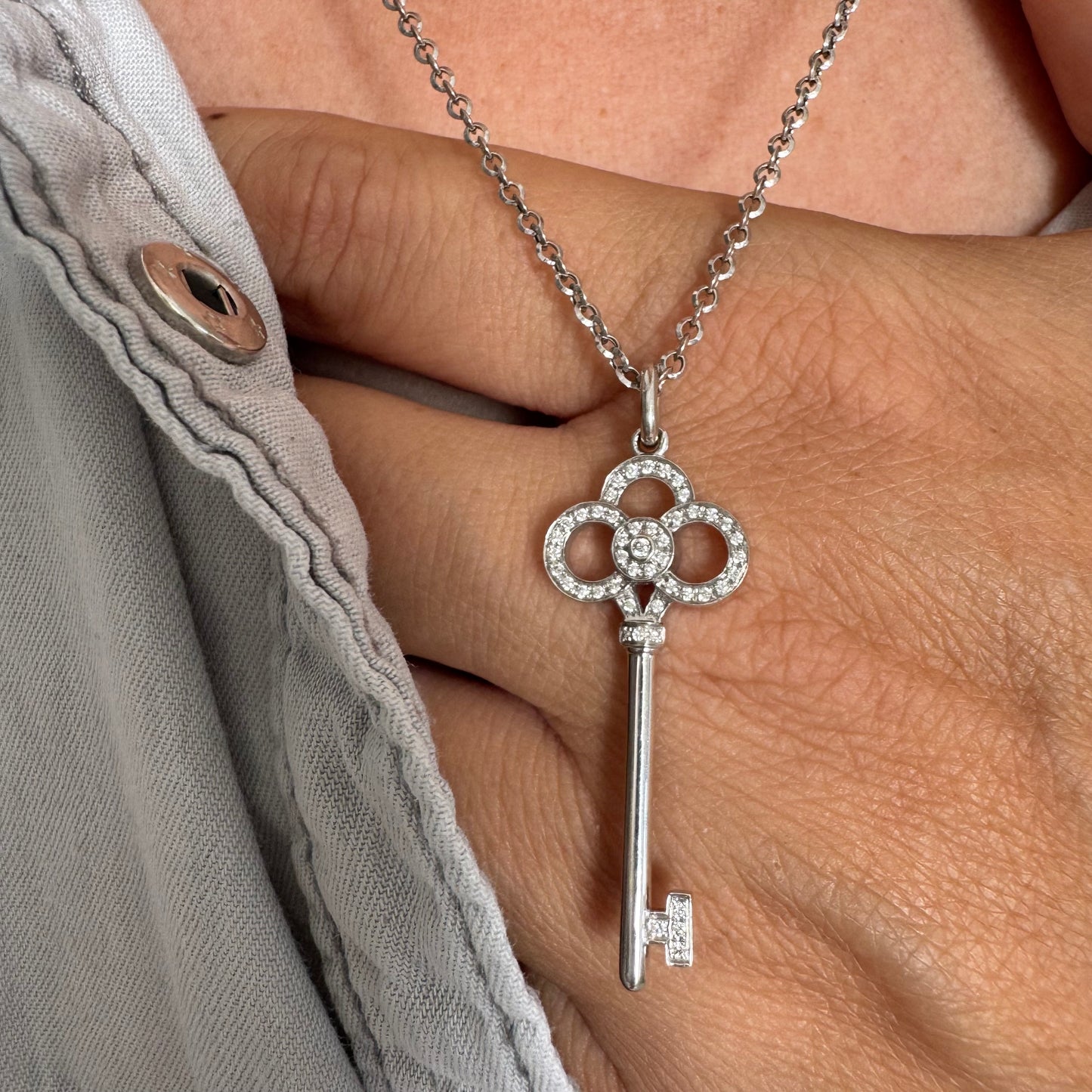 תליון מפתח אייקוני של Tiffany & Co. זהב לבן 18 קראט משובץ יהלומים עדינים.