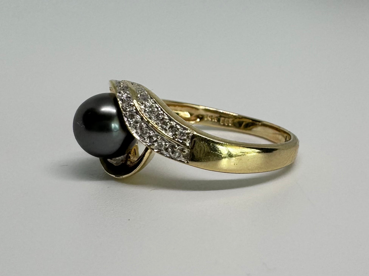 14K gold ring set with Black Pearl & Diamonds