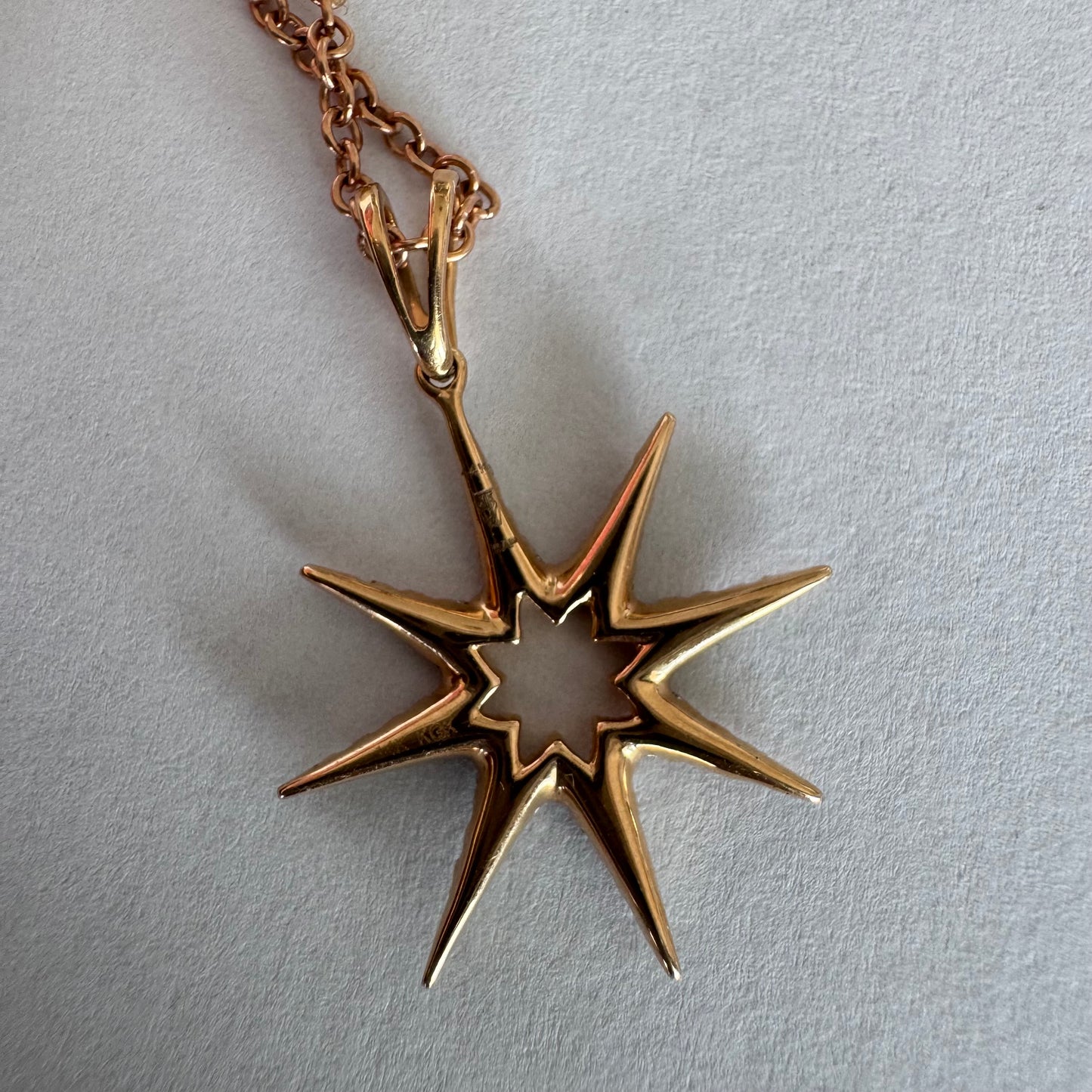 שרשרת זהב 14 קראט עם תליון בצורת כוכב משובץ יהלומים.